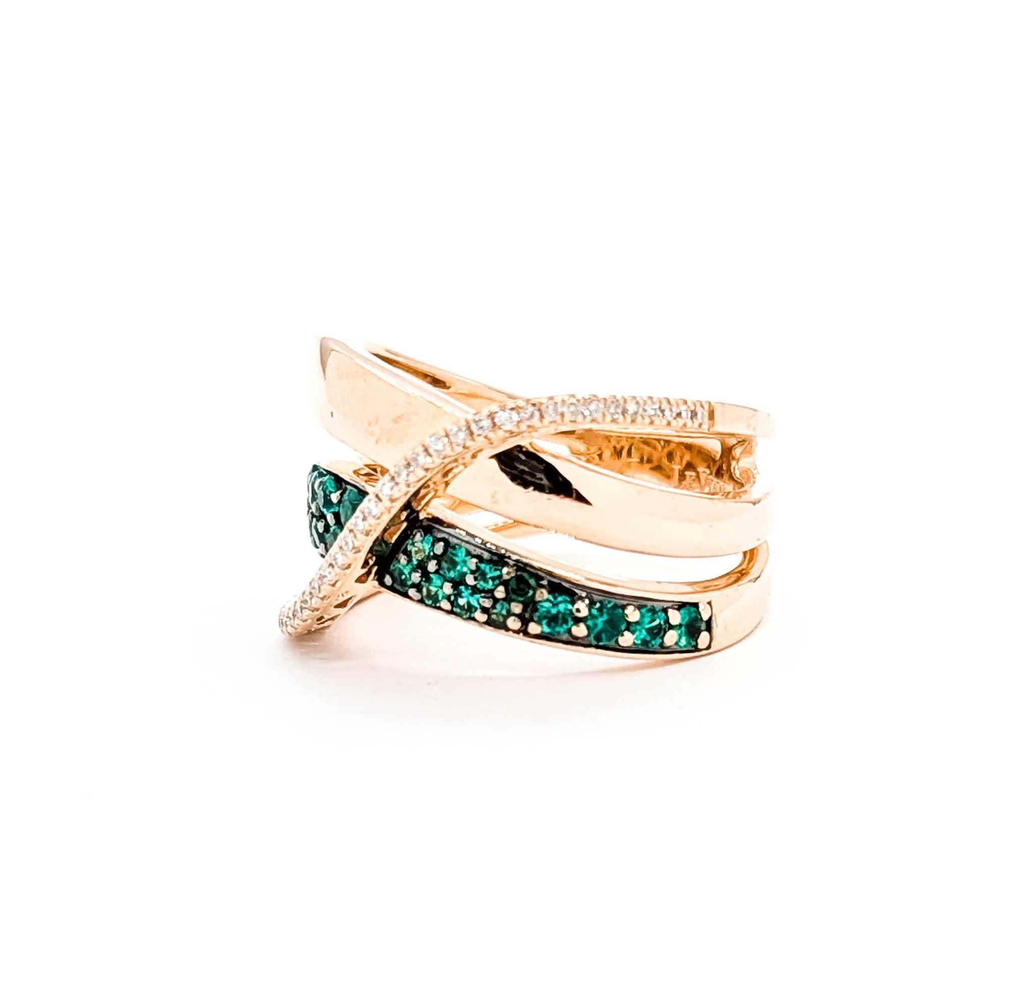 Resplendissante bague LeVian en or rose 14k sertie d'émeraudes et de diamants

Découvrez l'allure captivante de cette resplendissante bague LeVian Emerald, méticuleusement réalisée dans une monture pavée en or rose 14k. Cette magnifique pièce