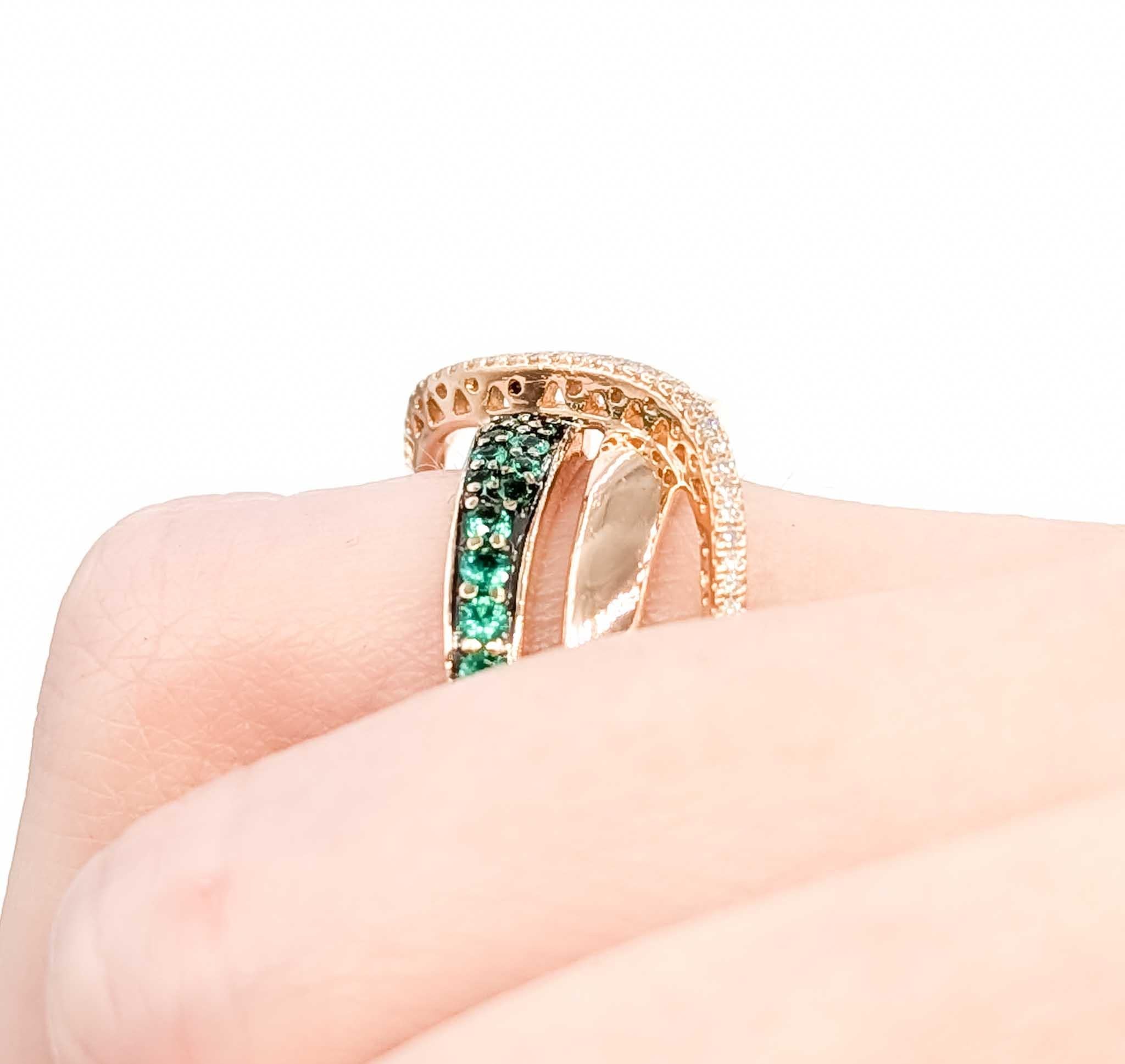 Contemporain Resplendissante bague LeVian en or rose 14k sertie d'émeraudes et de diamants en vente