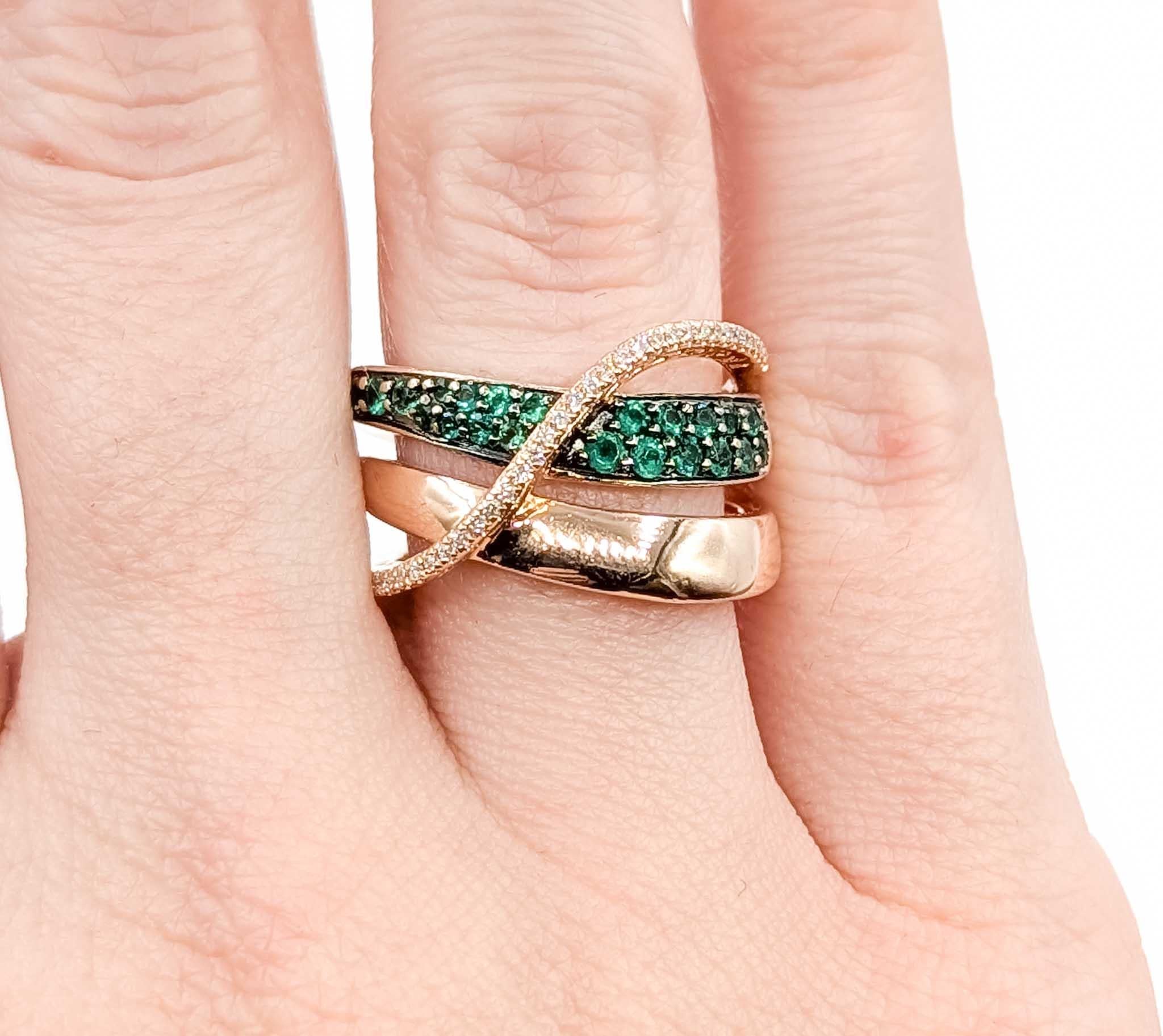 Taille ronde Resplendissante bague LeVian en or rose 14k sertie d'émeraudes et de diamants en vente