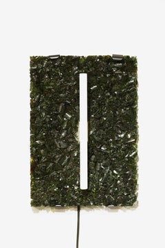 Greene & Greene Greene Light Linestra è un'applique da parete realizzata a mano con bottiglie di vetro schiacciate.