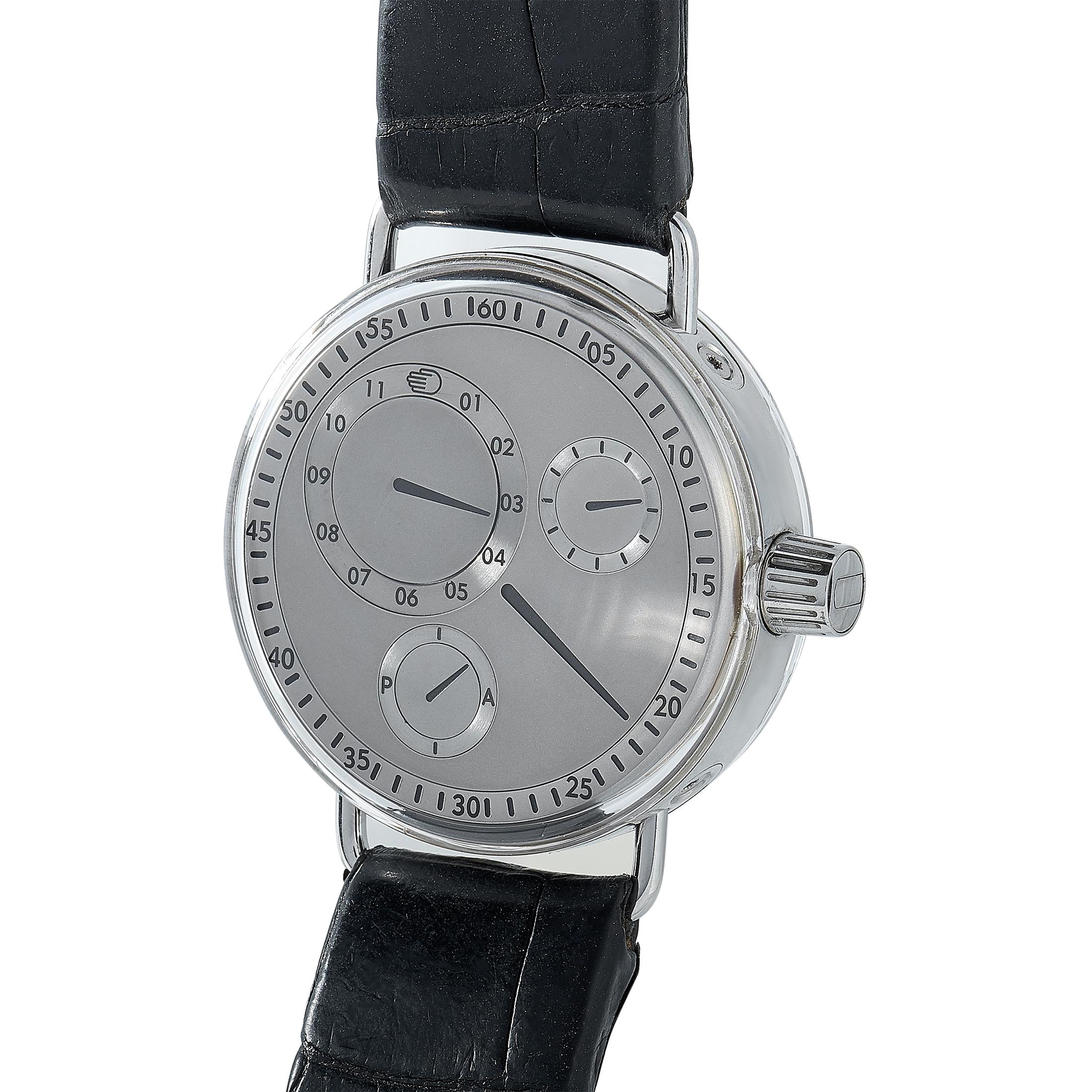 The Ressence Zero Series Type 1002 watch comes with a 42 mm titanium case that features a distinctly vintage appearance thanks to the domed sapphire crystal and the wire lugs. The case is presented on a black leather strap fitted with a deployment