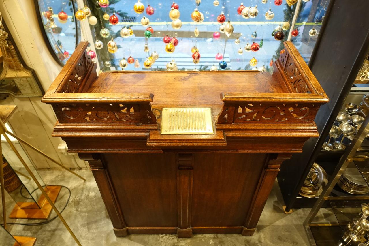 ‘A table for two? And your name please?’

This is probably how it has sounded several times when this charming vintage French bistro reception desk was used by a maitre d', waiter or waitress.

Dating from circa 1900, this counter has wonderful