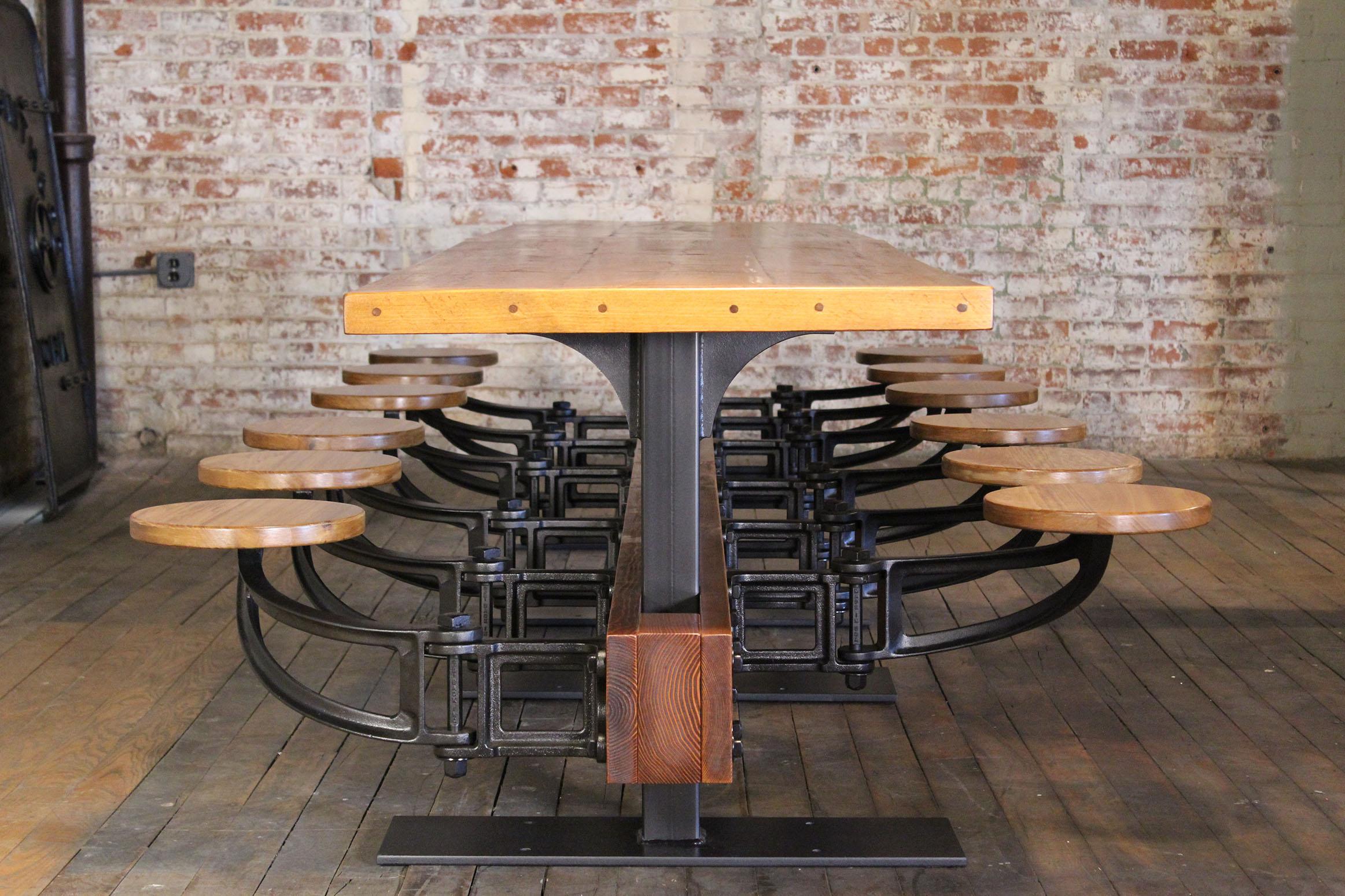 Restaurant-Esstisch mit ausklappbaren Sitzen (Industriell) im Angebot