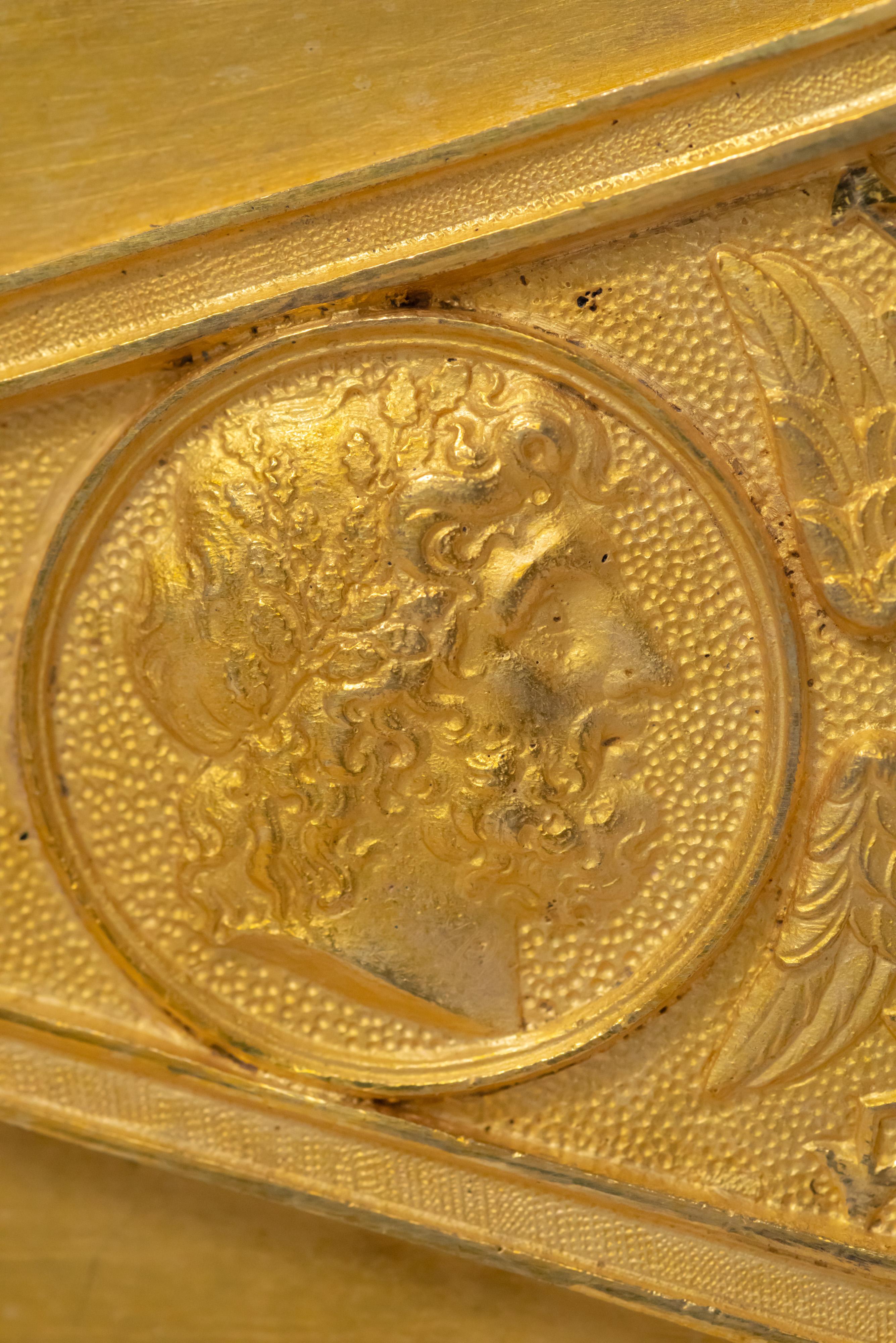 Kaminuhr aus vergoldeter Bronze aus der Restaurationszeit, die Hera repräsentiert im Angebot 8