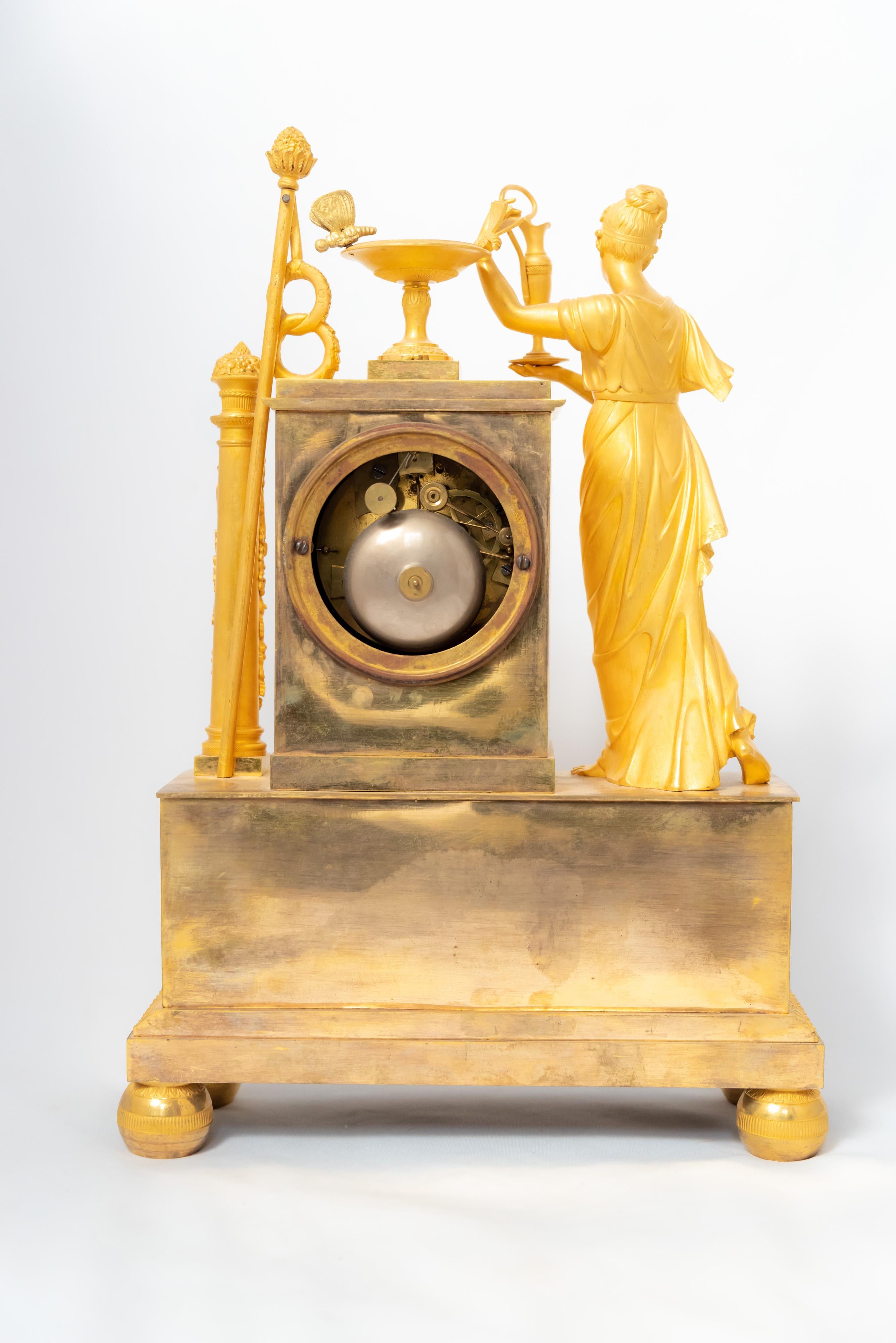 Kaminuhr aus vergoldeter Bronze aus der Restaurationszeit, die Hera repräsentiert (Neoklassisch) im Angebot
