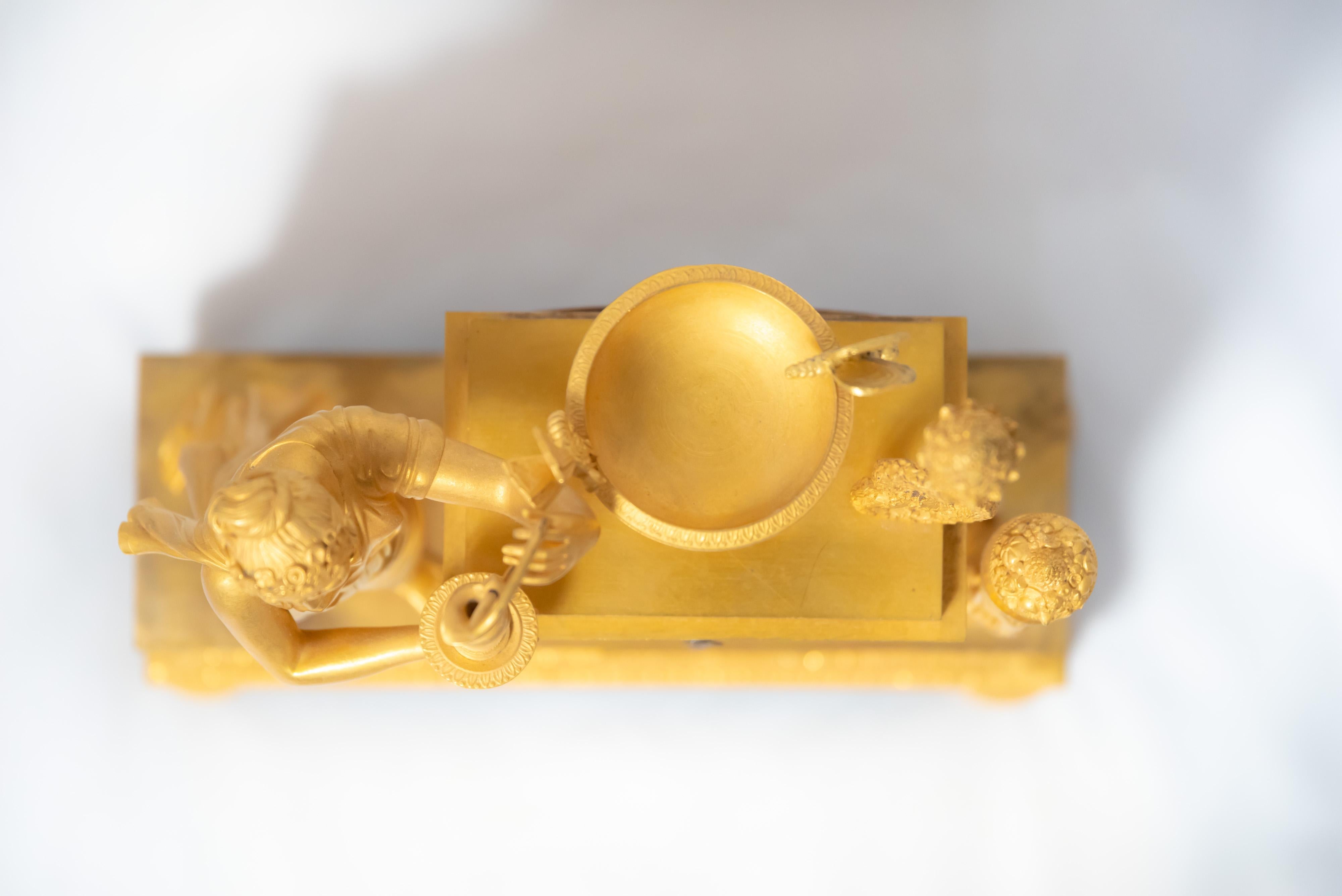 Kaminuhr aus vergoldeter Bronze aus der Restaurationszeit, die Hera repräsentiert (Vergoldet) im Angebot