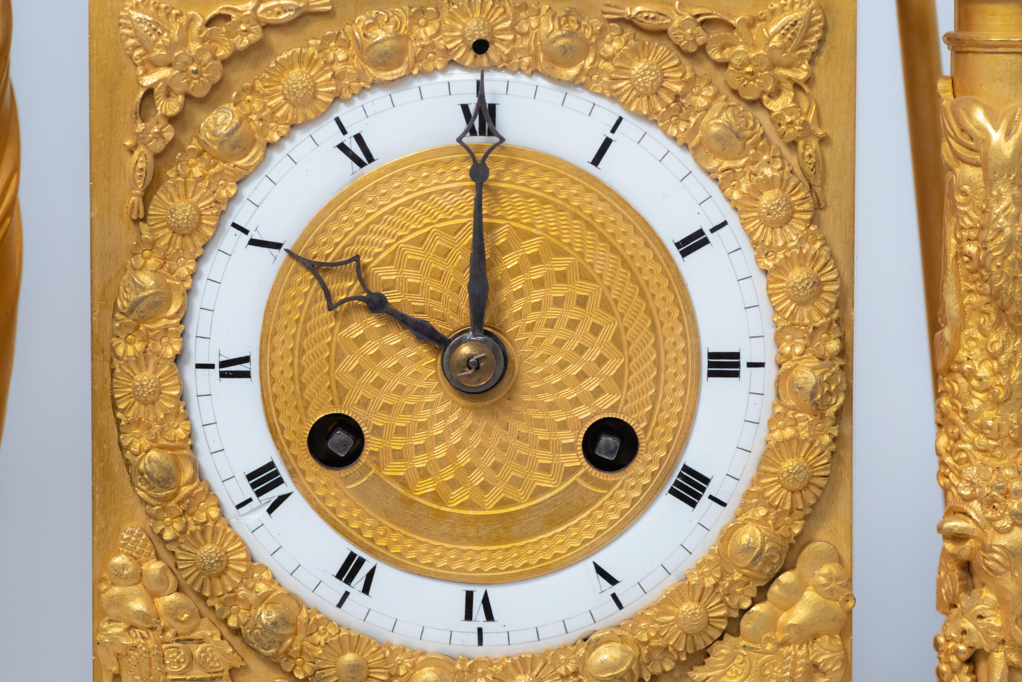 XIXe siècle Horloge en bronze doré au feu de l'époque de la Restauration représentant Héra en vente