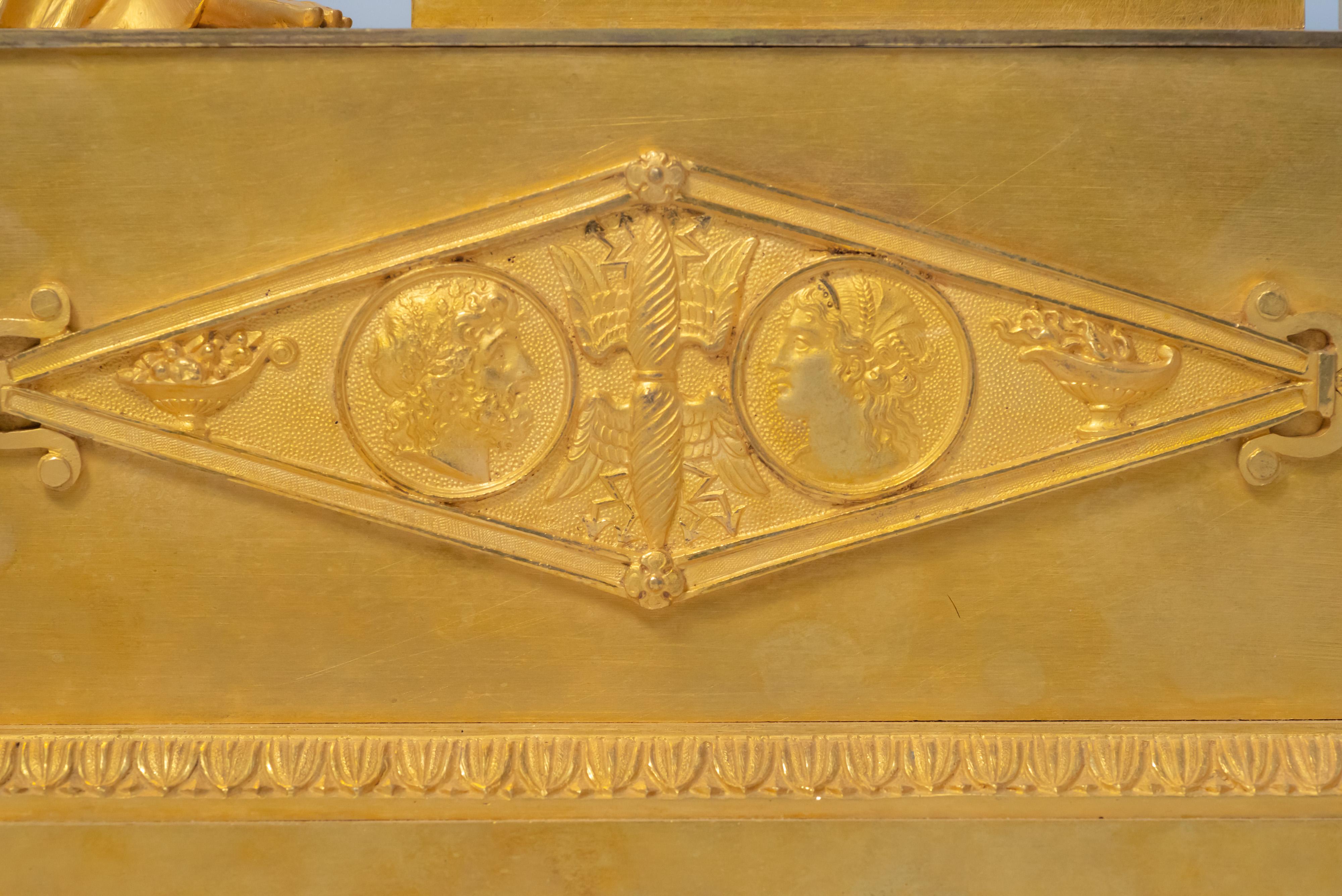 Kaminuhr aus vergoldeter Bronze aus der Restaurationszeit, die Hera repräsentiert im Angebot 1