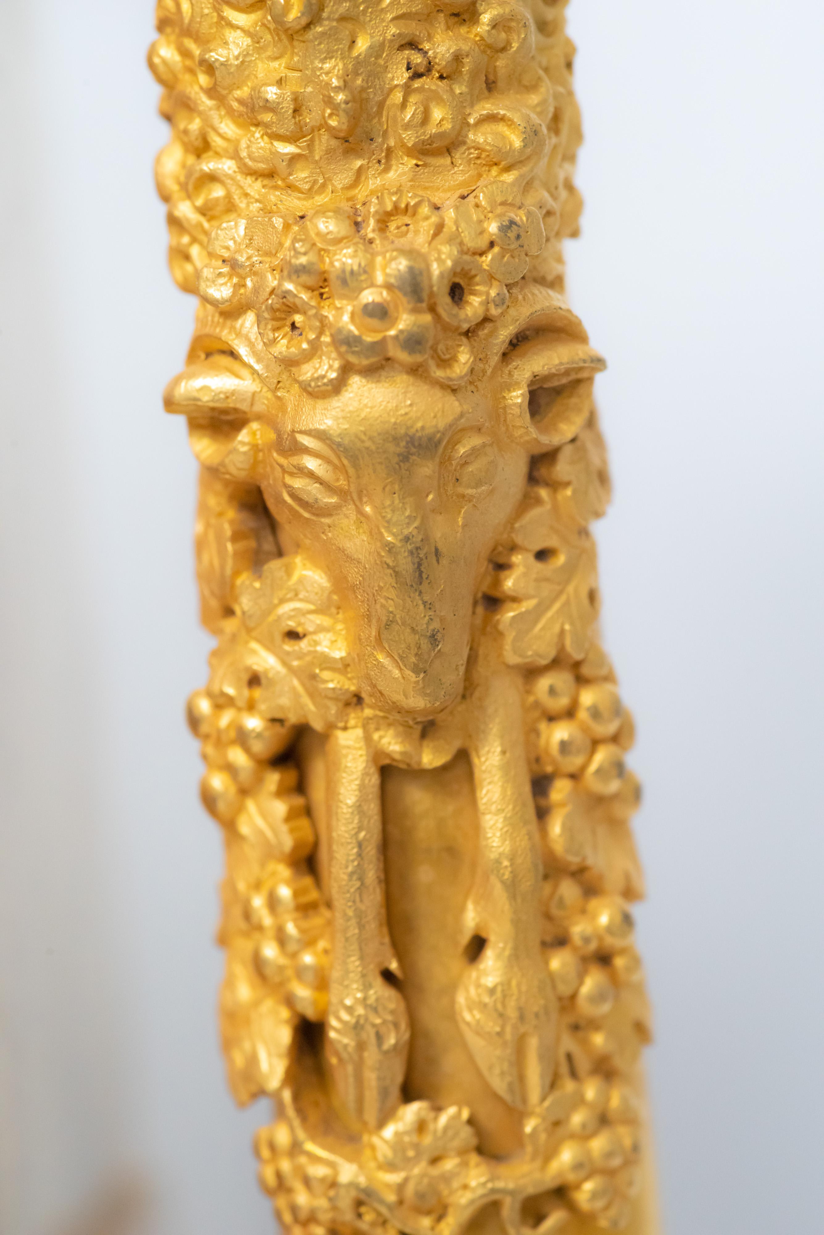 Kaminuhr aus vergoldeter Bronze aus der Restaurationszeit, die Hera repräsentiert im Angebot 2