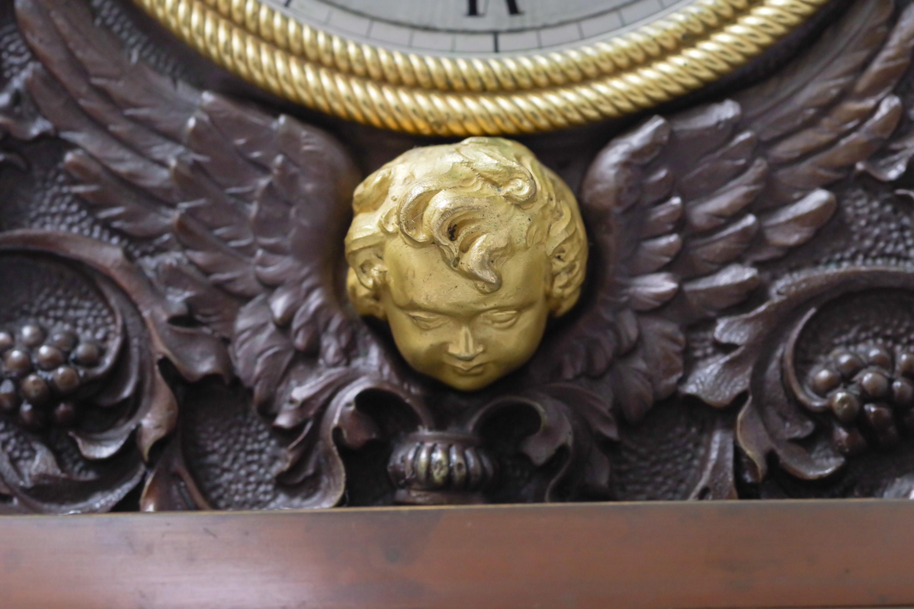 Französische Bronzeuhr aus der Restaurationszeit mit der Darstellung einer Frau im Gebet im Angebot 4