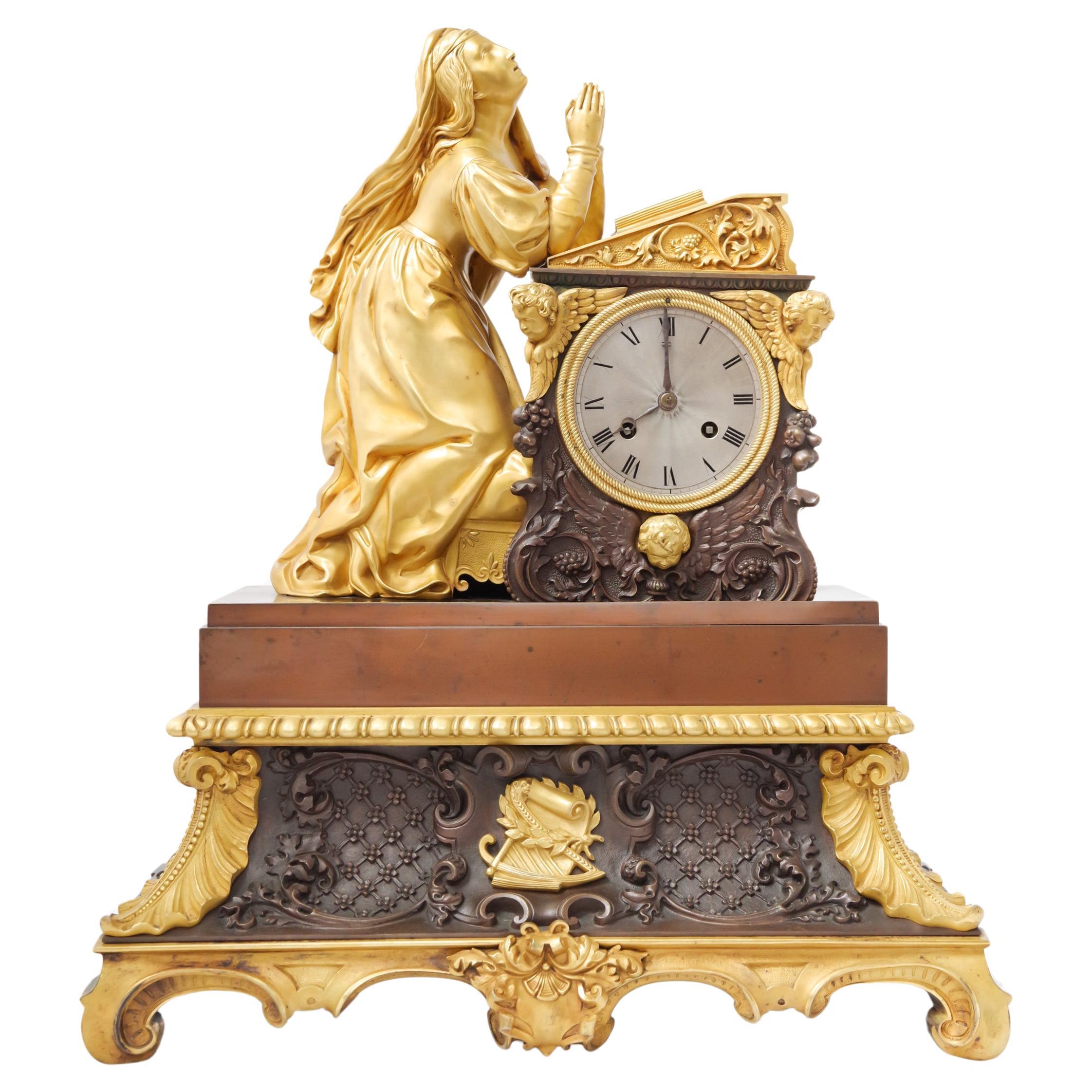 Horloge française en bronze de l'époque de la Restauration représentant une femme en prière