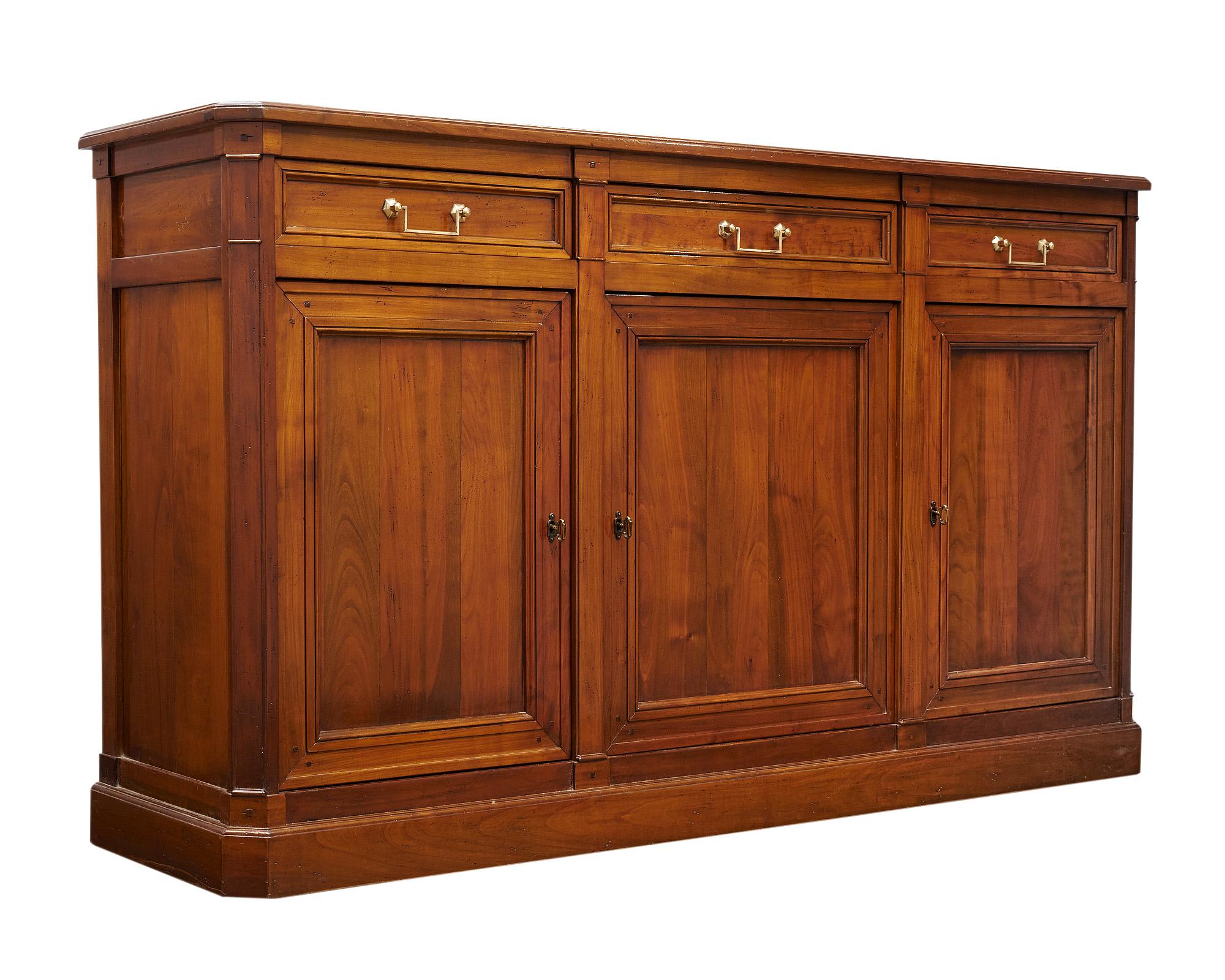Buffet in stile ristorazione dalla Francia. Questa cassa è realizzata in legno massiccio, principalmente in legno di noce. Il pezzo è rifinito con una lucentezza francese di qualità museale. Il buffet ha tre cassetti a coda di rondine nella parte