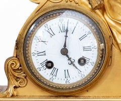 Reloj de sobremesa figurativo de metal dorado Restauration