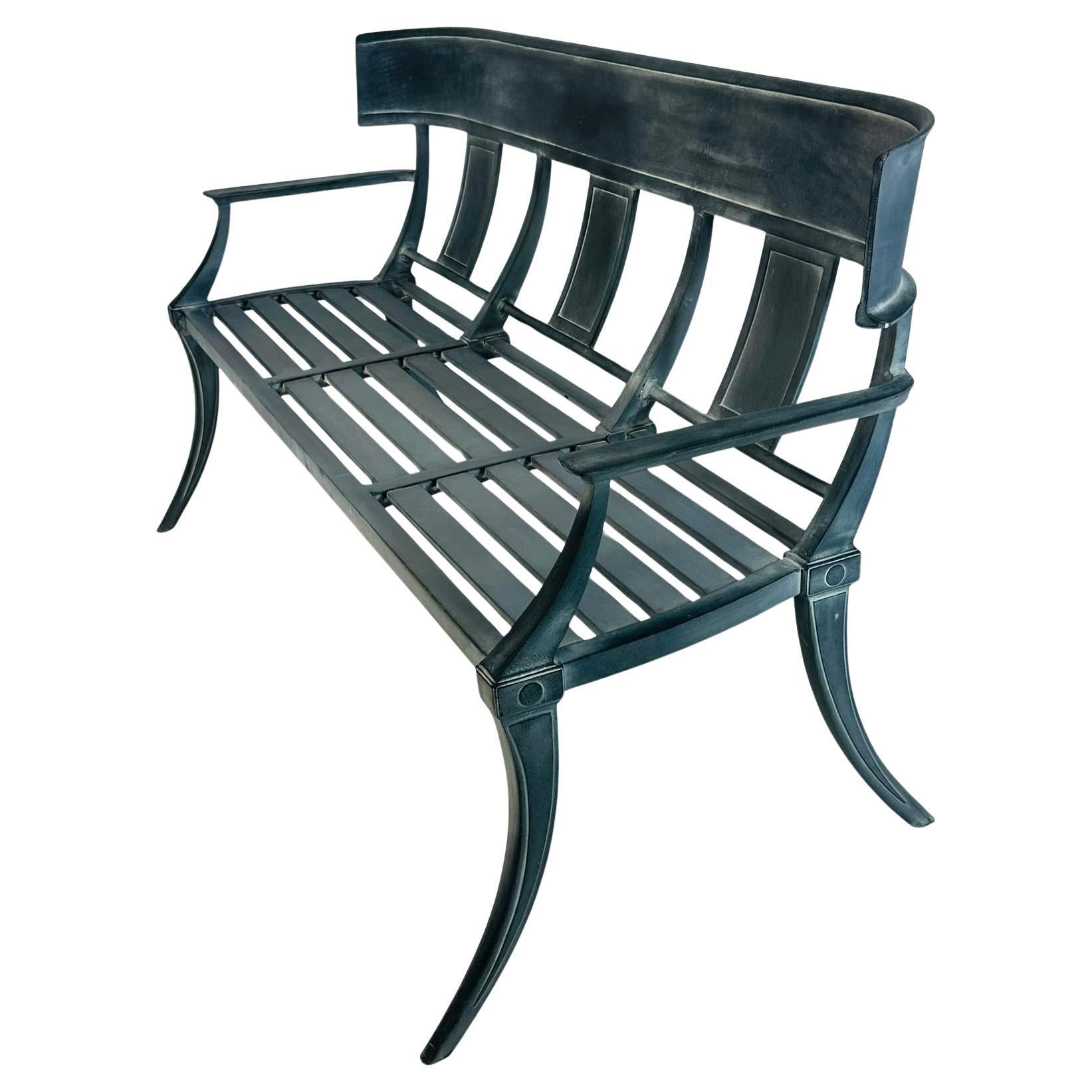 Tenemos 2 bancos disponibles.

Banco de 3 plazas de aluminio fundido diseñado y fabricado por Restoration Hardware.

El banco tiene una hermosa forma de klismos que recuerda a los antiguos diseños griegos.

Medidas:
60 pulgadas de ancho x 28