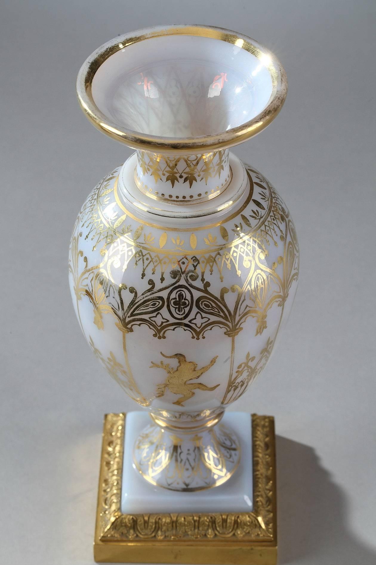 Peint Vases en verre opalin de la restauration de Jean-Baptiste Desvignes en vente