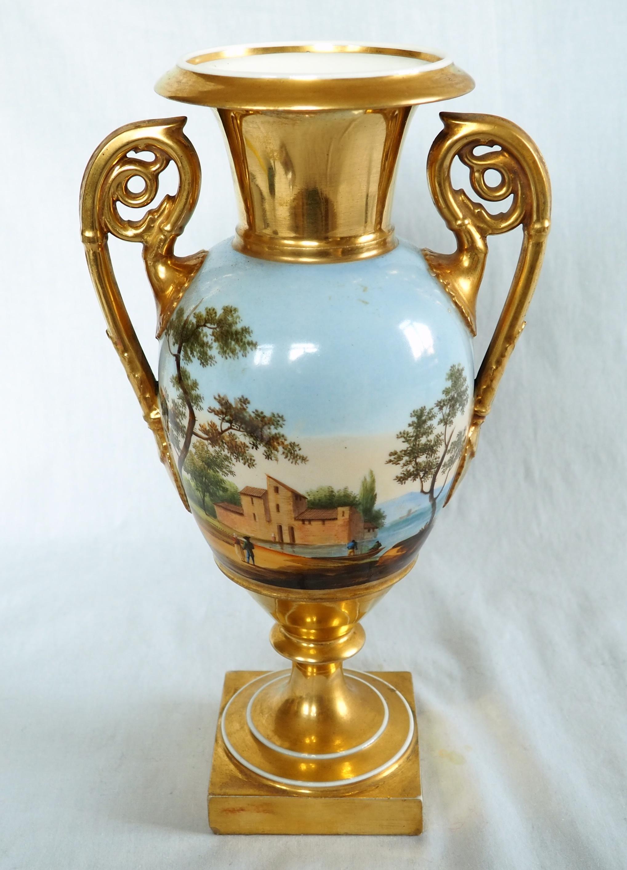 Un bel vaso alto in porcellana di Parigi, produzione degli inizi del XIX secolo, circa 1830.
Raffinato modello decorato con paesaggi italiani policromi tutto intorno al vaso su uno sfondo dorato (finitura lucida).
La doratura è profonda e molto