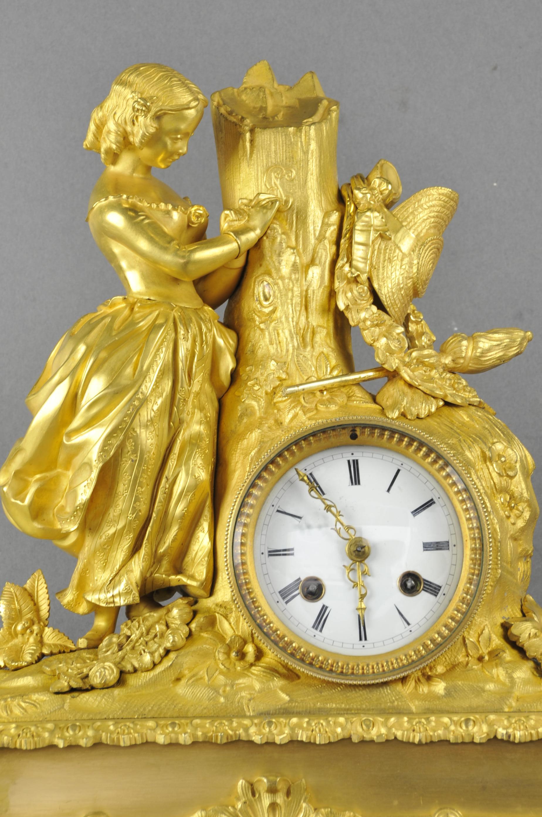 Prächtige Uhr aus fein ziselierter, vergoldeter Bronze aus der Zeit der Restauration (um 1830), die eine für die romantische Bewegung der Zeit charakteristische Szene darstellt.

Liebe zum Detail und gute Handwerkskunst.
Emailliertes