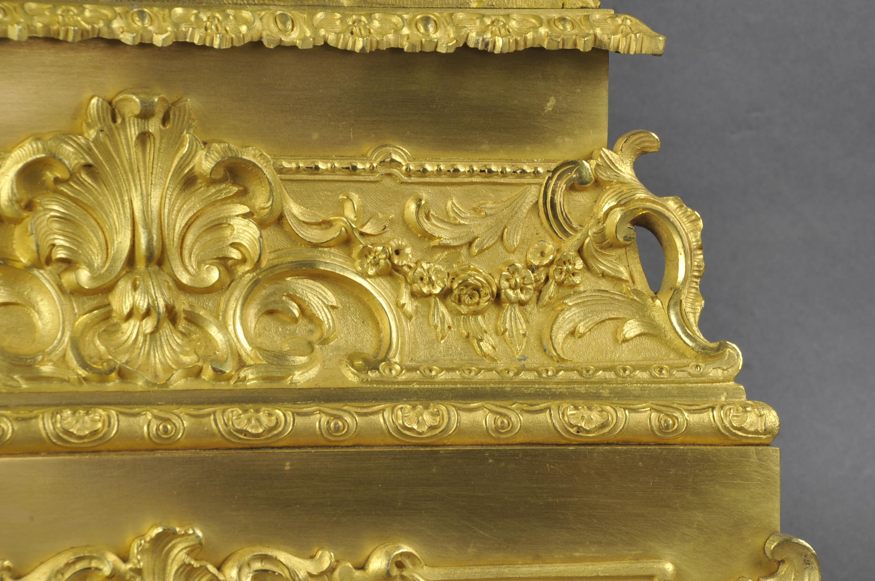 Uhr aus vergoldeter Bronze aus der Restaurationszeit, romantische Schule (Französisch) im Angebot