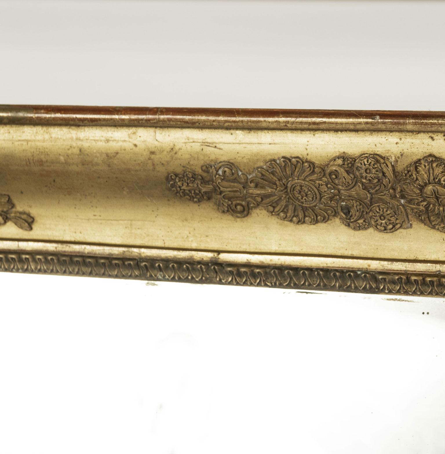 Français Miroir en bois doré d'époque Restauration en vente