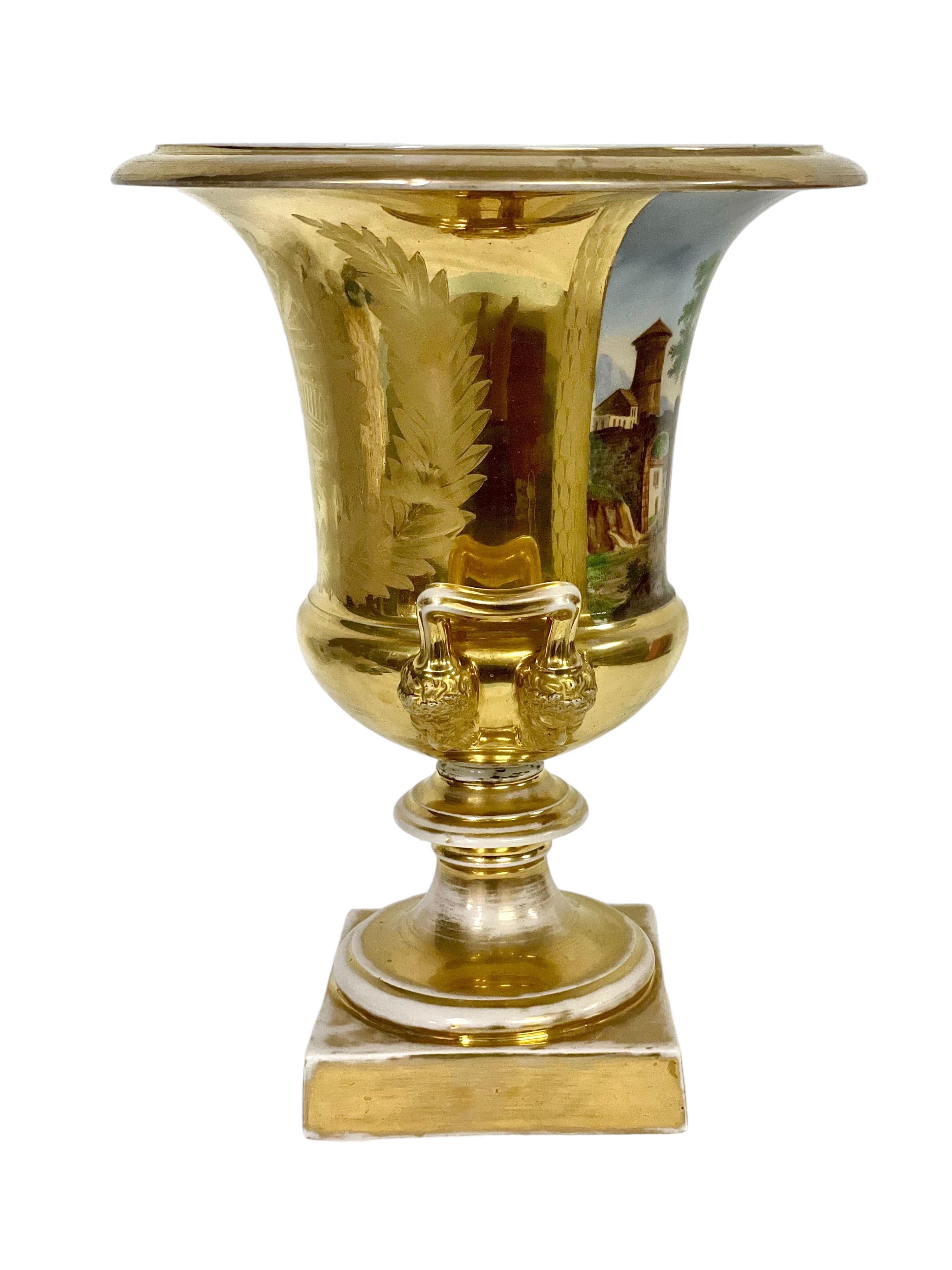 Large Gilt Porcelaine de Paris Medici Vase In Good Condition For Sale In LA CIOTAT, FR