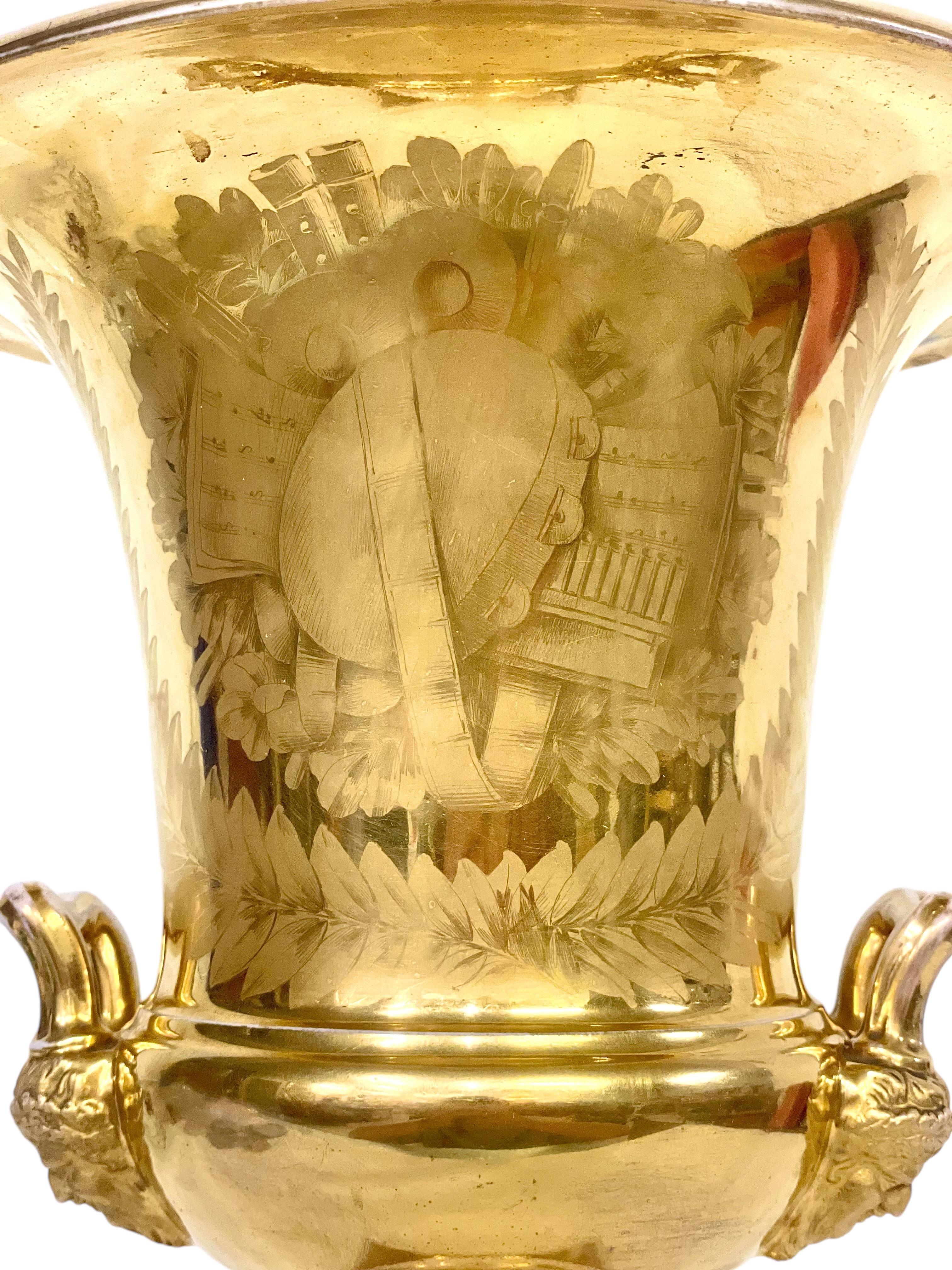 Large Gilt Porcelaine de Paris Medici Vase For Sale 2