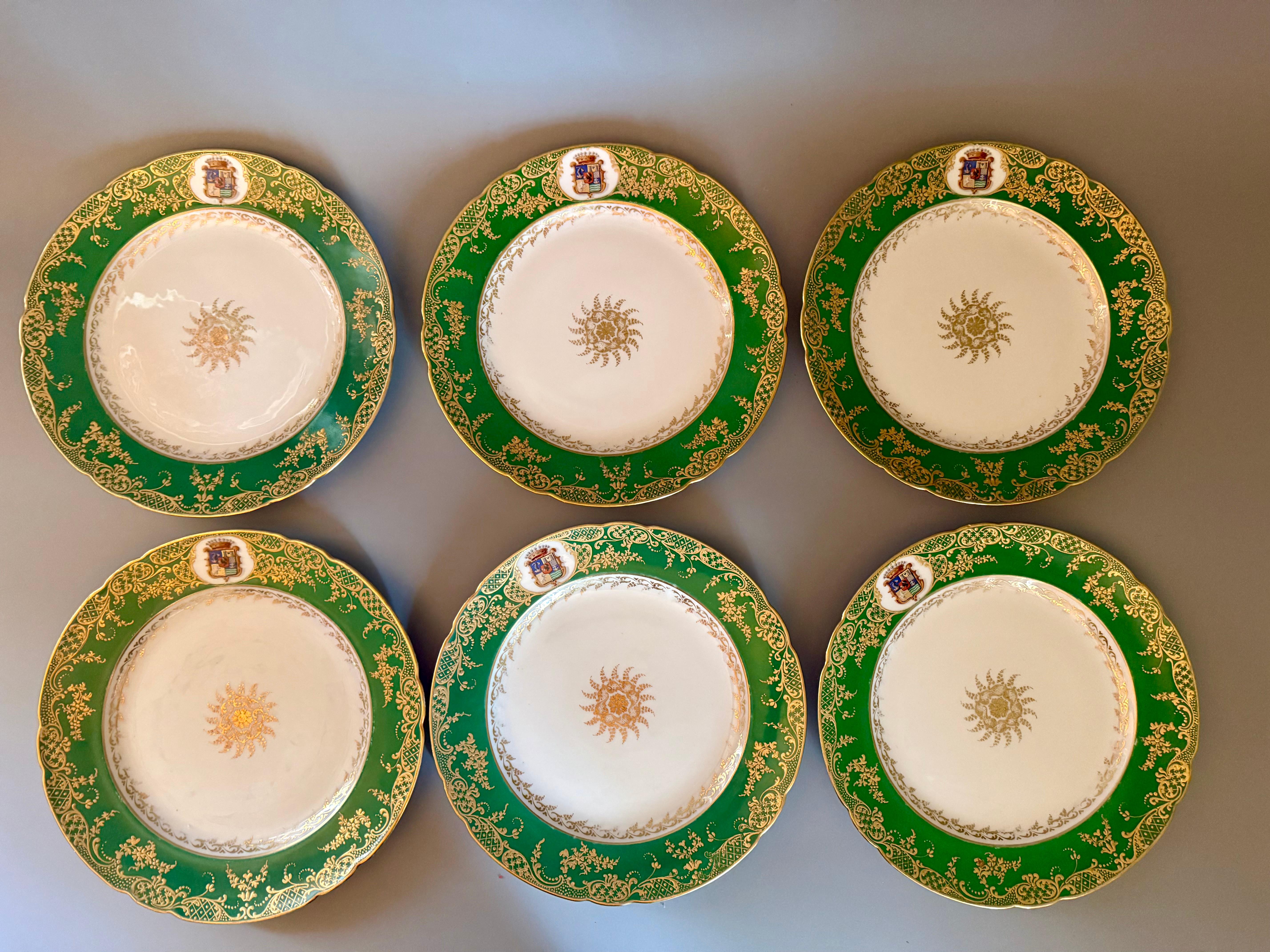 Ces impressionnantes assiettes à dîner en porcelaine sont l'œuvre de la manufacture de porcelaine parisienne Feuillet. 
Feuillet a produit des biens pendant la période de Restauration, nom donné à la période pendant laquelle la France était