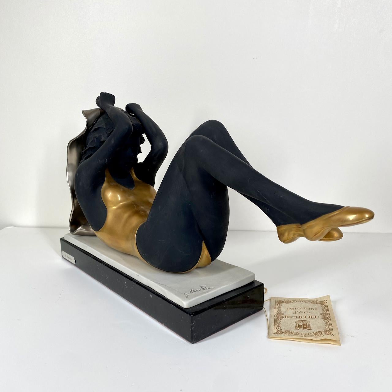 RESTING DANCER VISENTIN G - PORCELLANE D'ARTE RICHELIEU

Resting dancer statue with 18th Carat gold leaf
Original certificate still attached with the wax seal
and it is signed by the designer Gianni Visentin (1938-2010).

Limited edition of 500