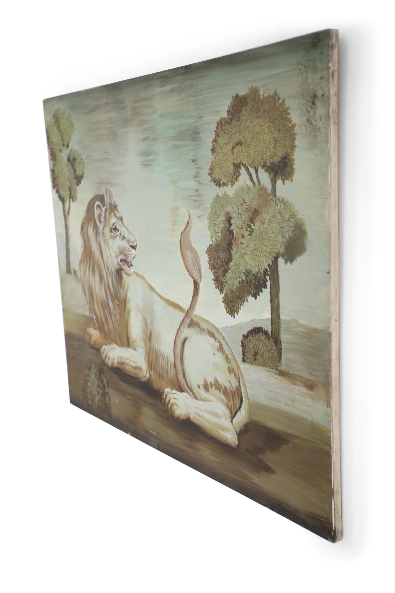 Portrait vintage (20e siècle) d'un lion couché et regardant sa queue dans un champ peuplé d'arbres luxuriants, peint dans une palette sourde de verts et de bruns sur une toile rectangulaire non encadrée.