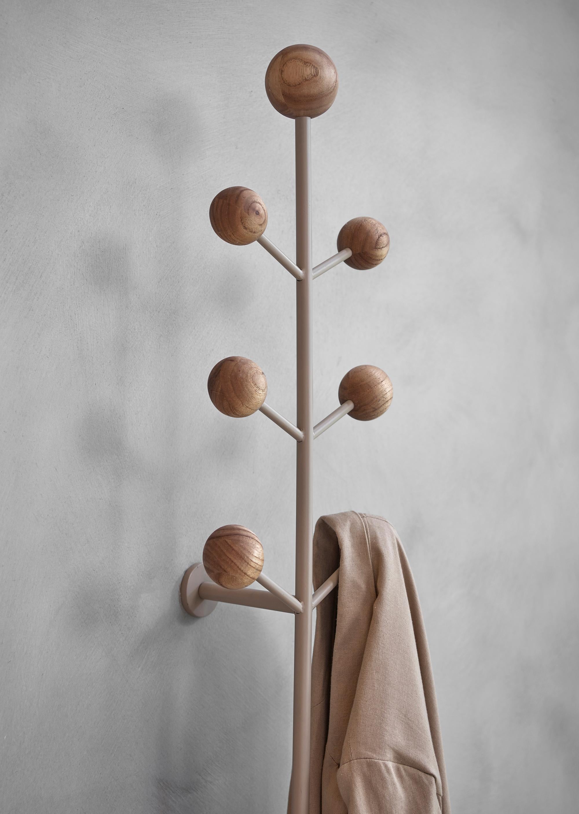 RESTINGA sculptural and minimalistic coat rack in coated steel and ceramic For Sale 3