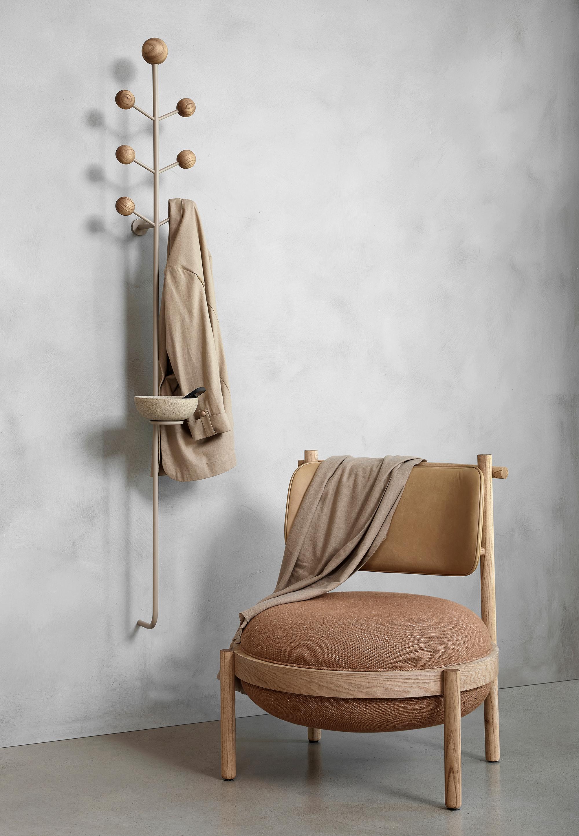 RESTINGA sculptural and minimalistic coat rack in coated steel and ceramic For Sale 4