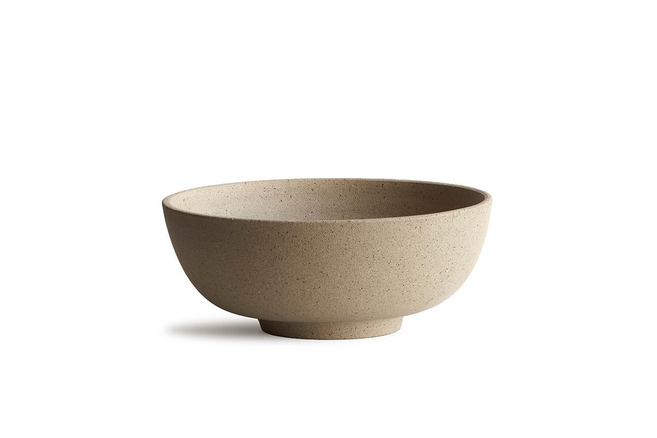 The design of the rack came from the observation of dry branches found in the sand and the configuration of cacti and their fruits that sprout on their spiny body, both found in the sandbanks of rugged Brazilian beaches.  

The piece has the