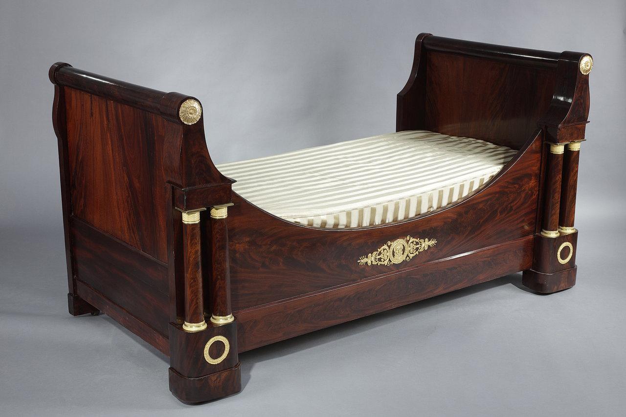 Engraved Restoration Period Mahogany and Gilt Bronze Sofa Bed, 19th Century For Sale
