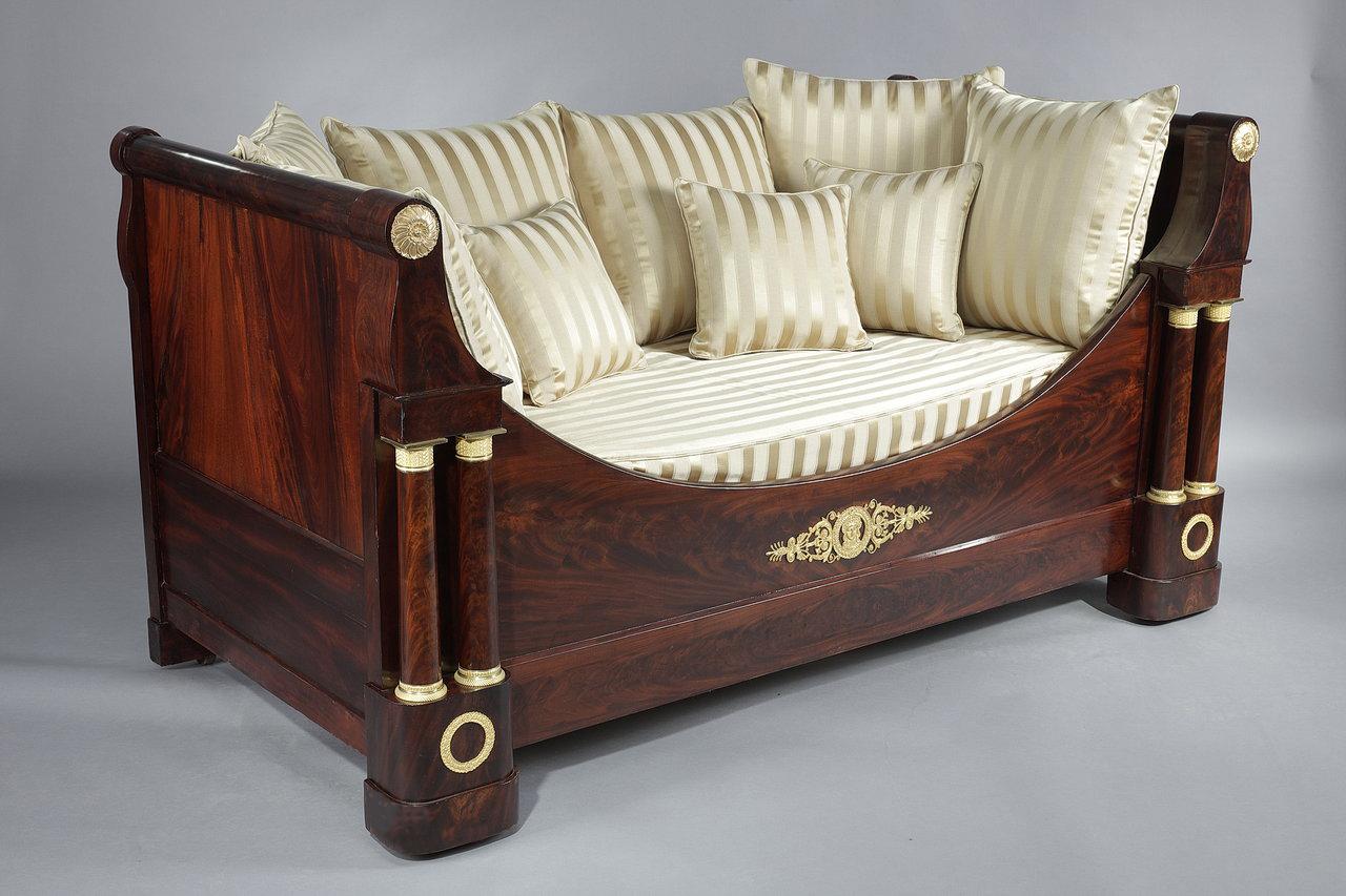 Restoration Period Mahogany and Gilt Bronze Sofa Bed, 19th Century In Good Condition For Sale In Paris, FR