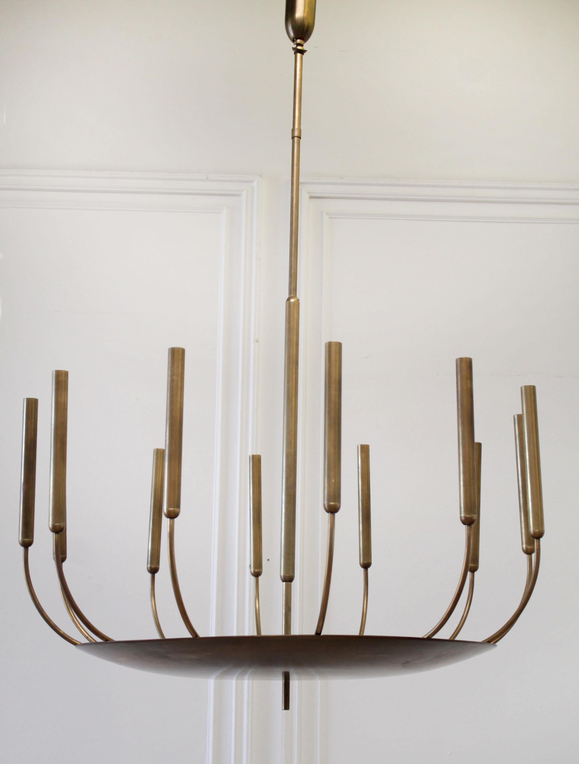 Created by renowned lighting designer Jonathan Browning, this fixture has the presence of modern sculpture. Midcentury in inspiration, delicate arms evoking organic forms culminate in Edison-style bulbs.
Crafted of solid brass
Lacquered burnished