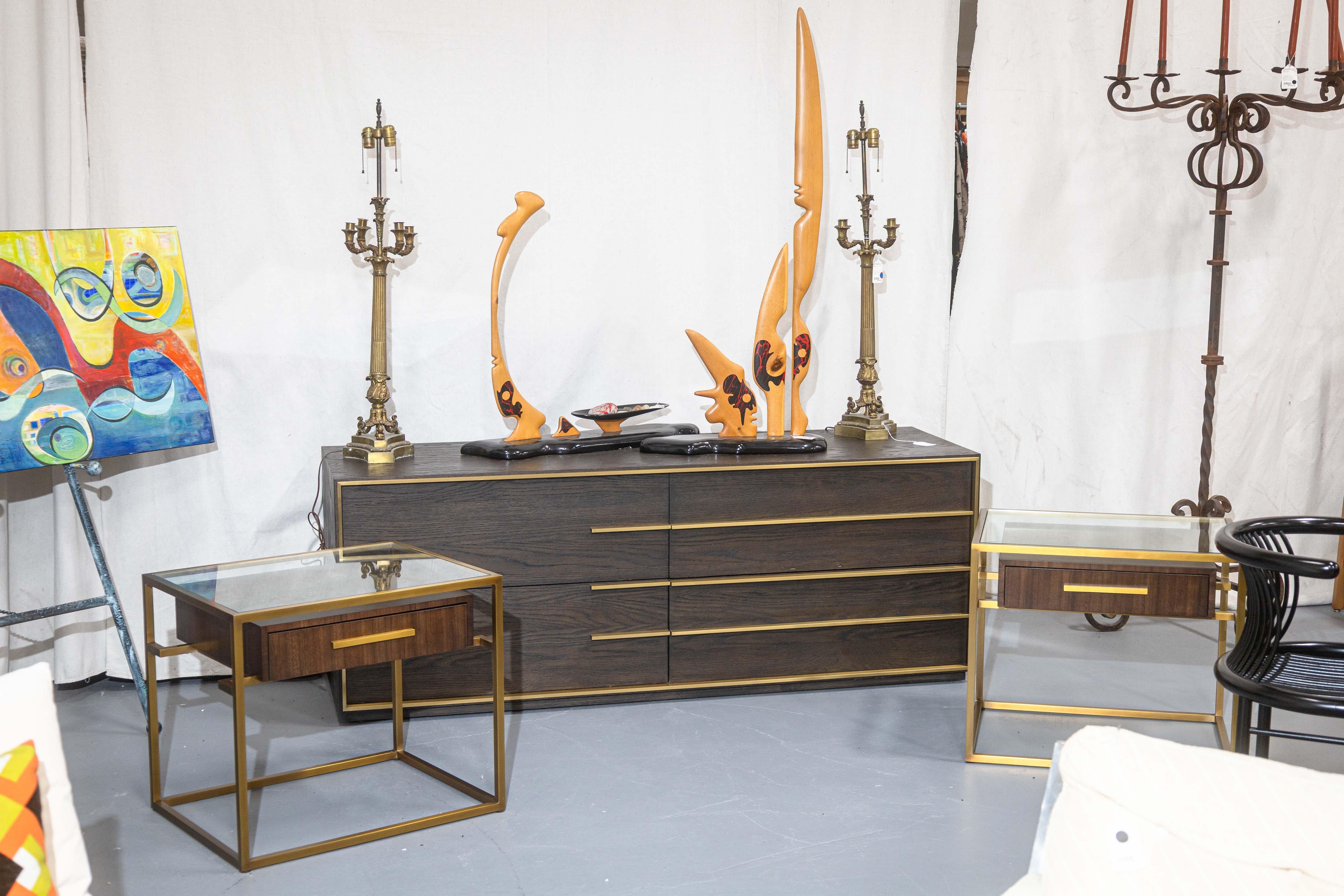 Una cassettiera a quattro cassetti contemporanea di Restoration Hardware 