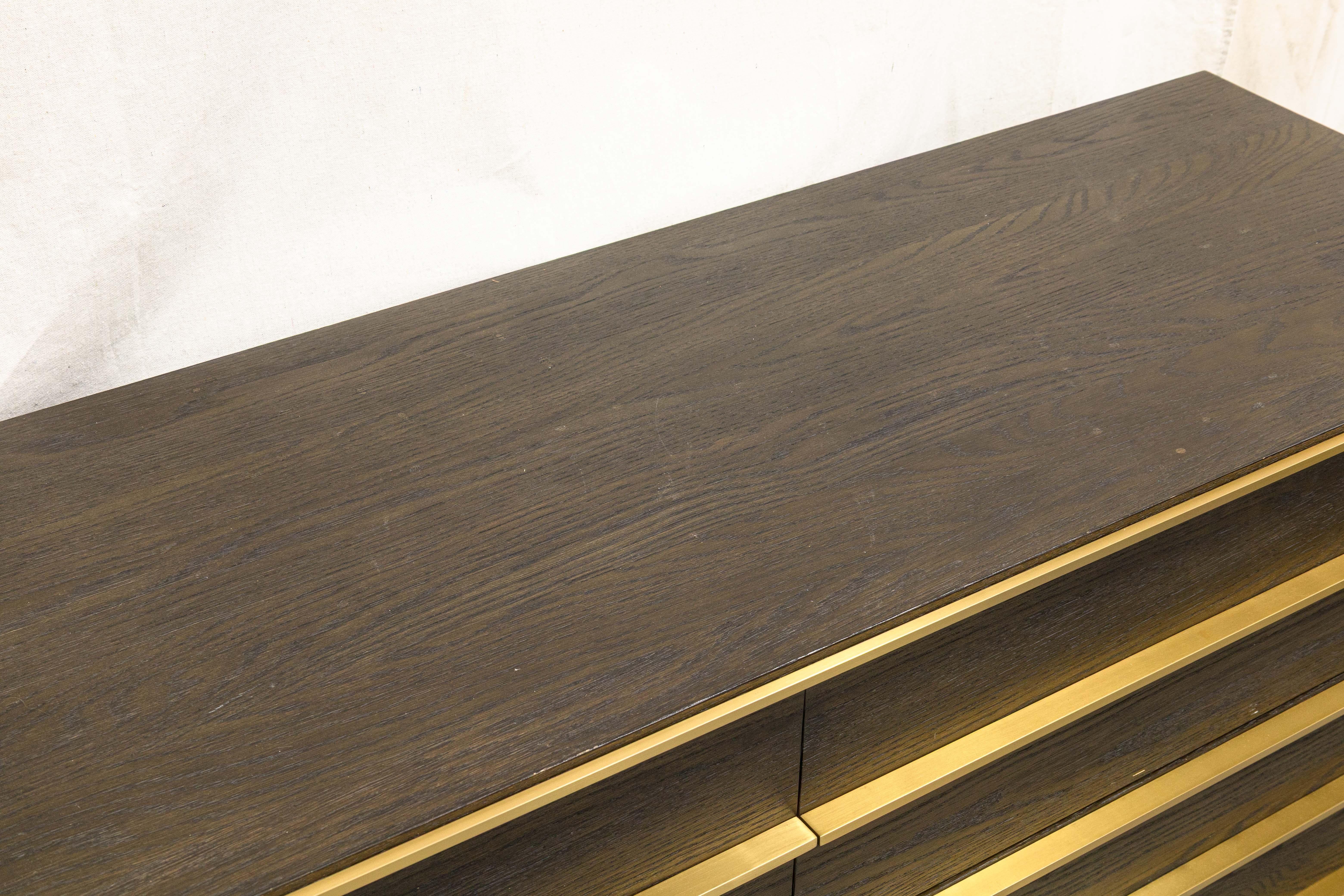 Mid-Century moderno Restoration Hardware Calvin, comò moderno e contemporaneo in ottone e Wood a quattro cassetti in vendita