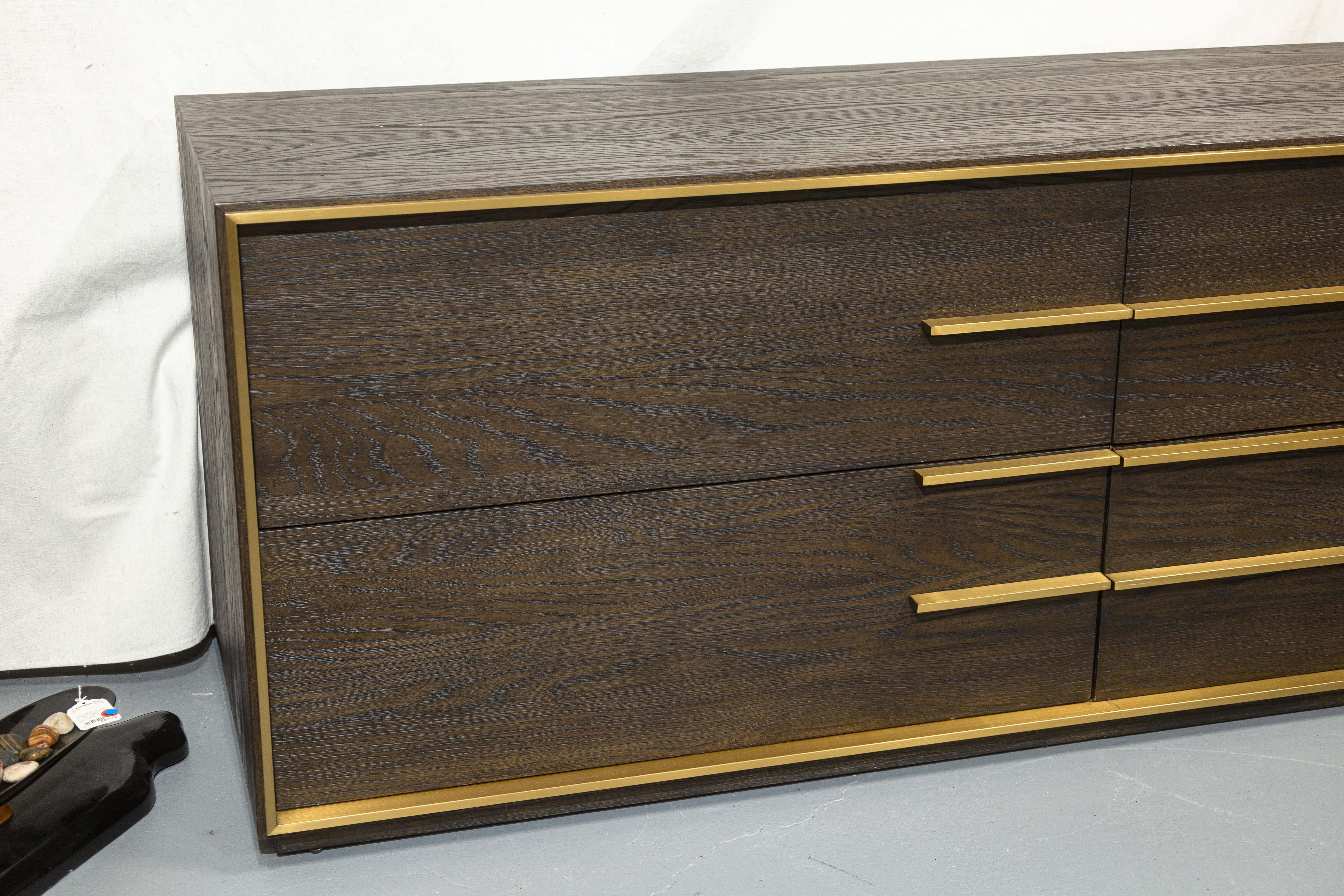 Americano Restoration Hardware Calvin, comò moderno e contemporaneo in ottone e Wood a quattro cassetti in vendita