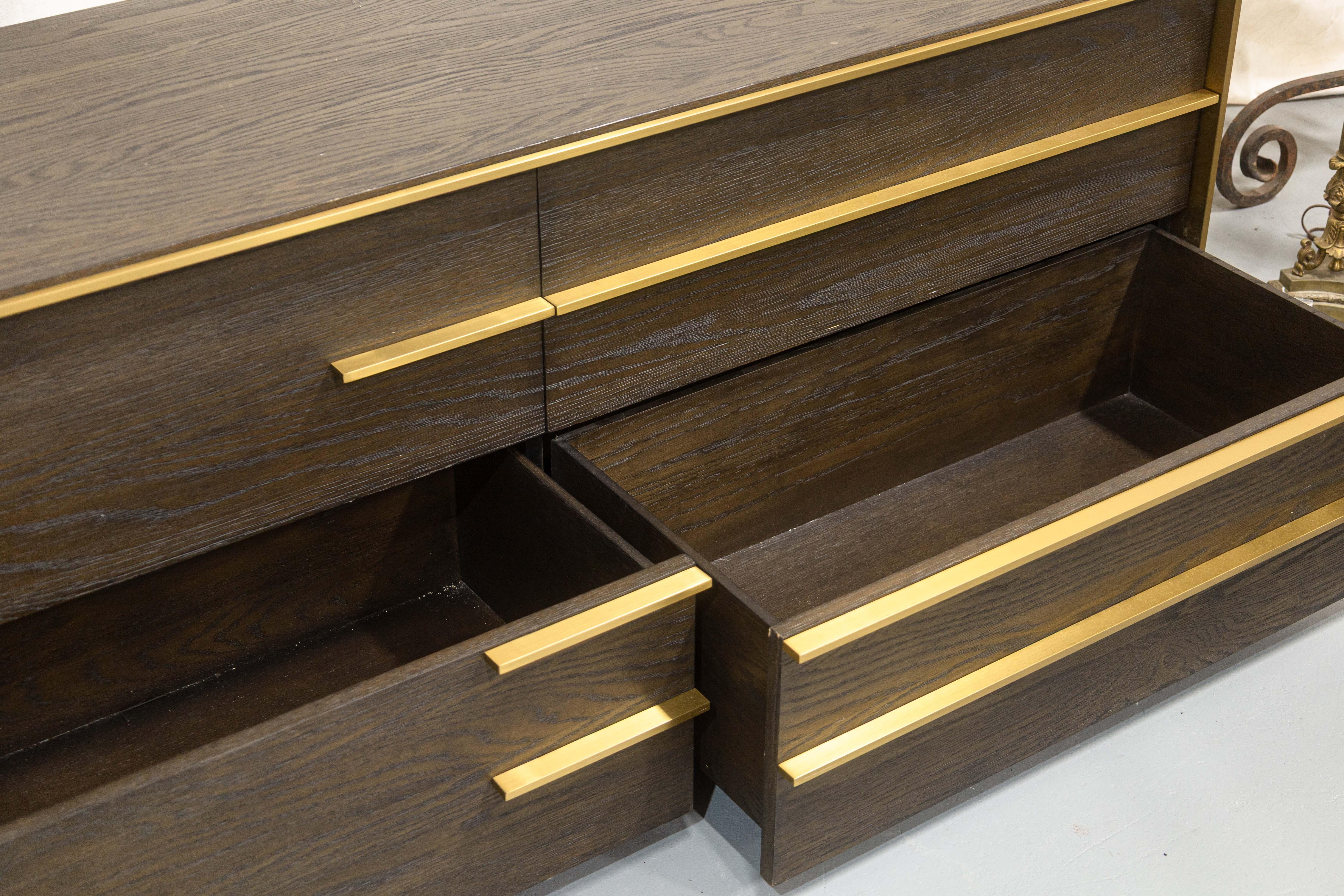 Restoration Hardware Calvin, comò moderno e contemporaneo in ottone e Wood a quattro cassetti In condizioni buone in vendita a Keego Harbor, MI