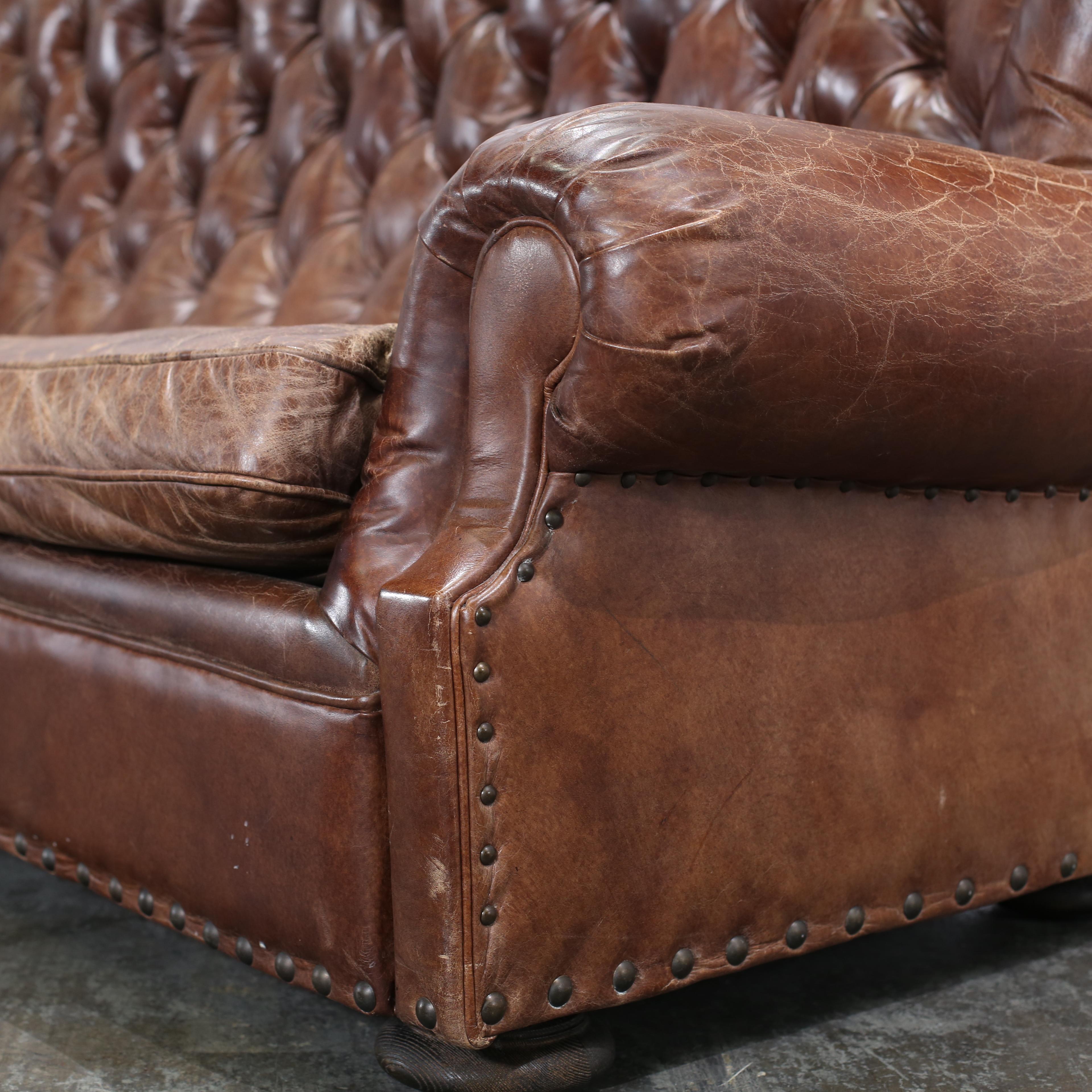 Canapé en cuir Churchill de Restoration Hardware avec têtes de clous en vente 3