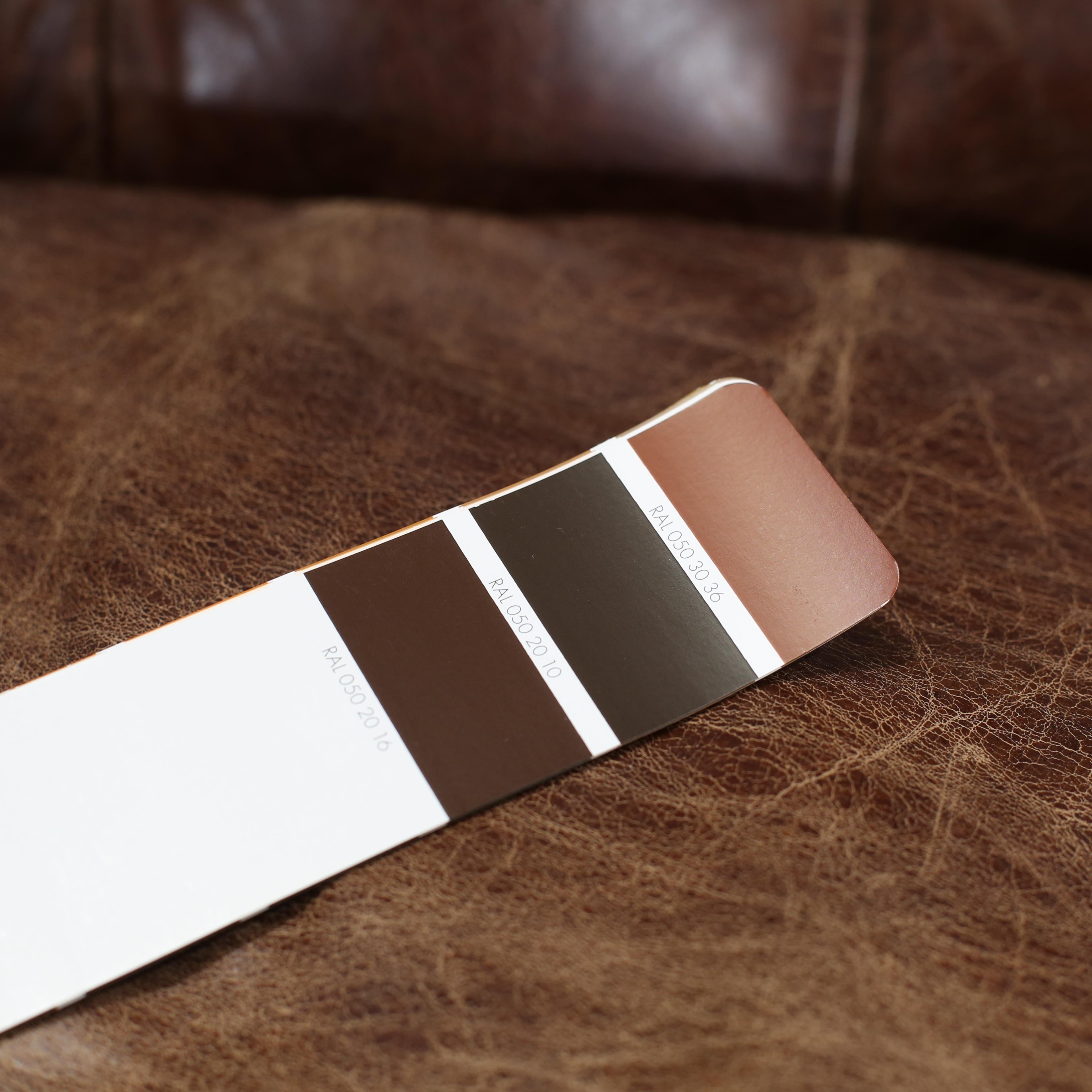 Canapé en cuir Churchill de Restoration Hardware avec têtes de clous en vente 4