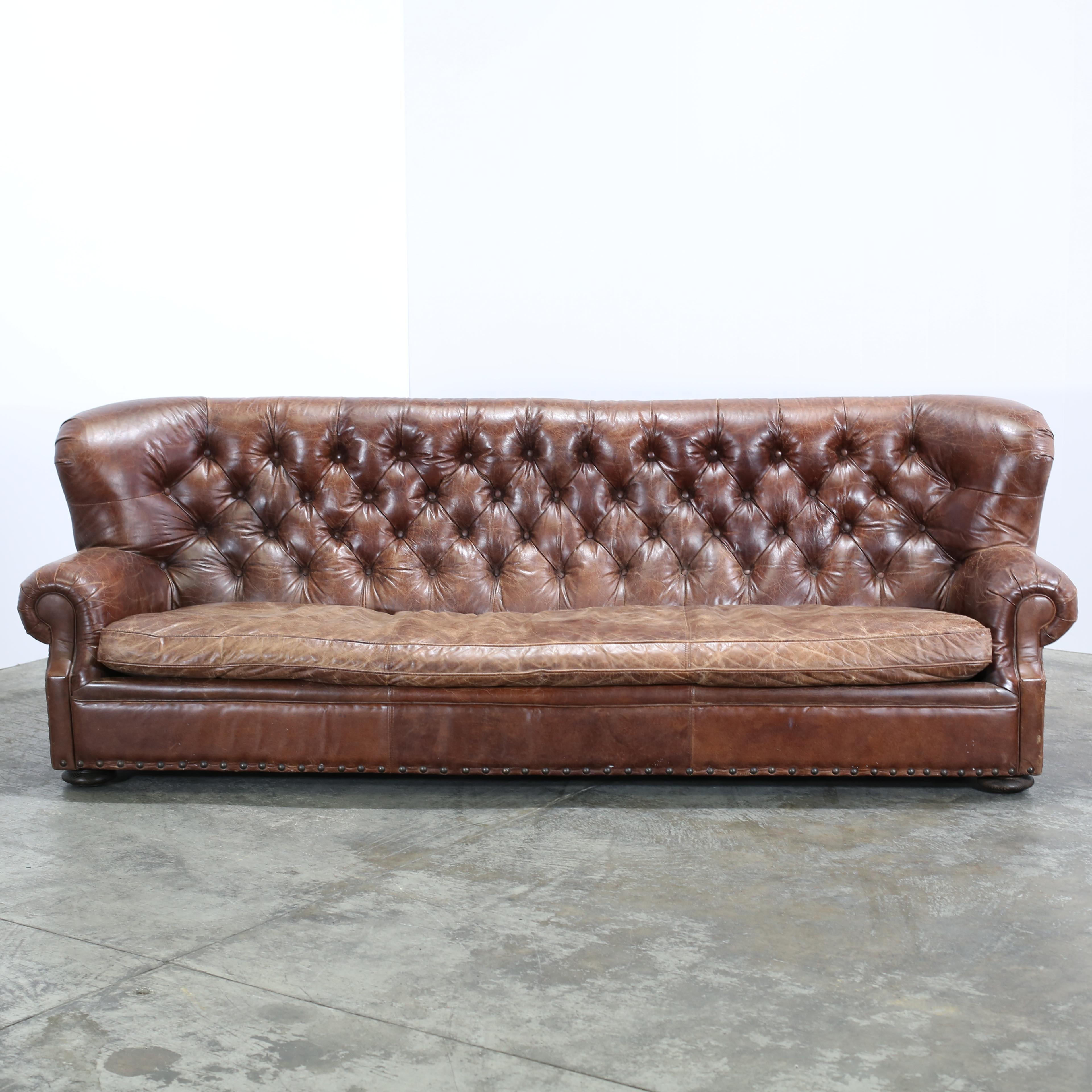 Moderne Canapé en cuir Churchill de Restoration Hardware avec têtes de clous en vente