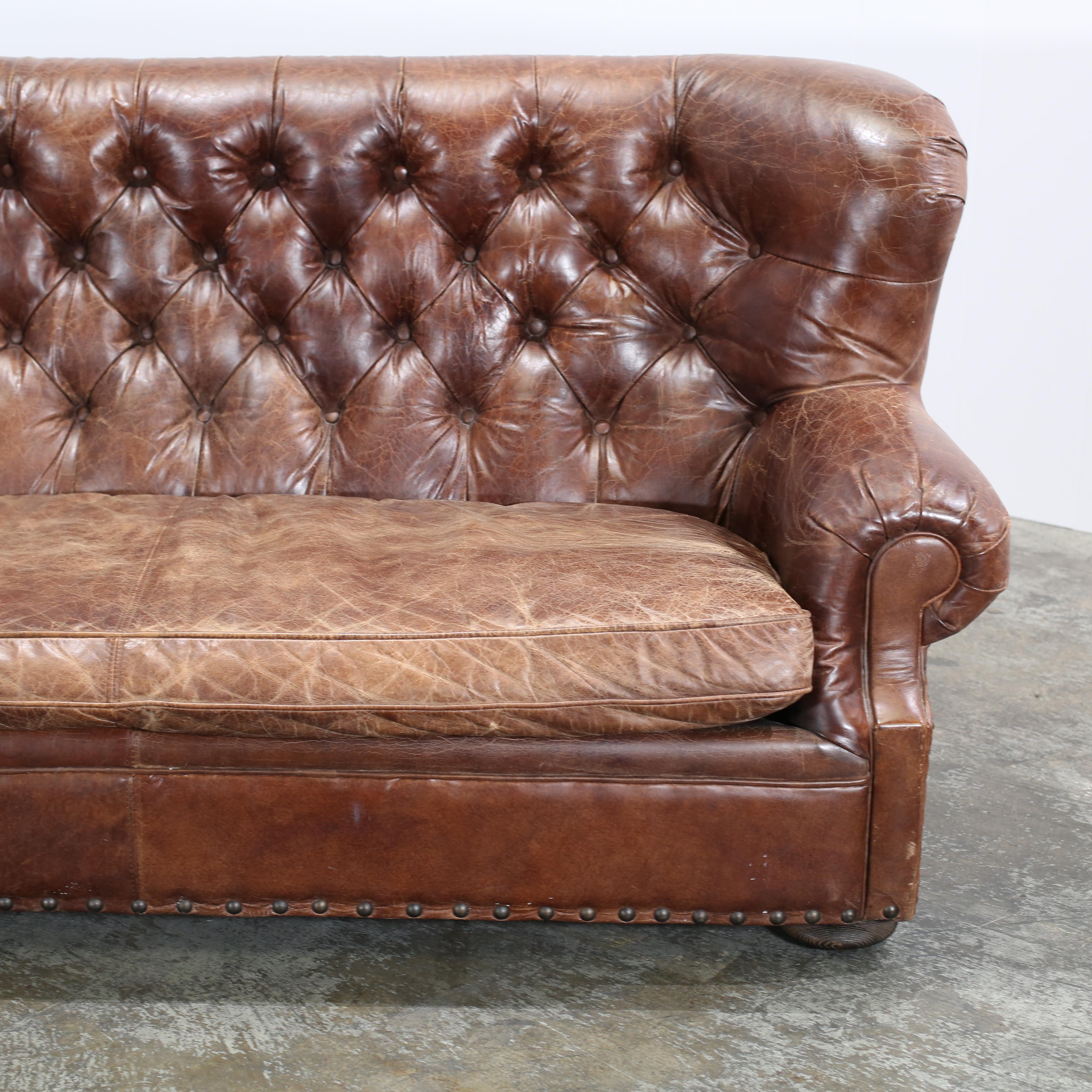 Américain Canapé en cuir Churchill de Restoration Hardware avec têtes de clous en vente