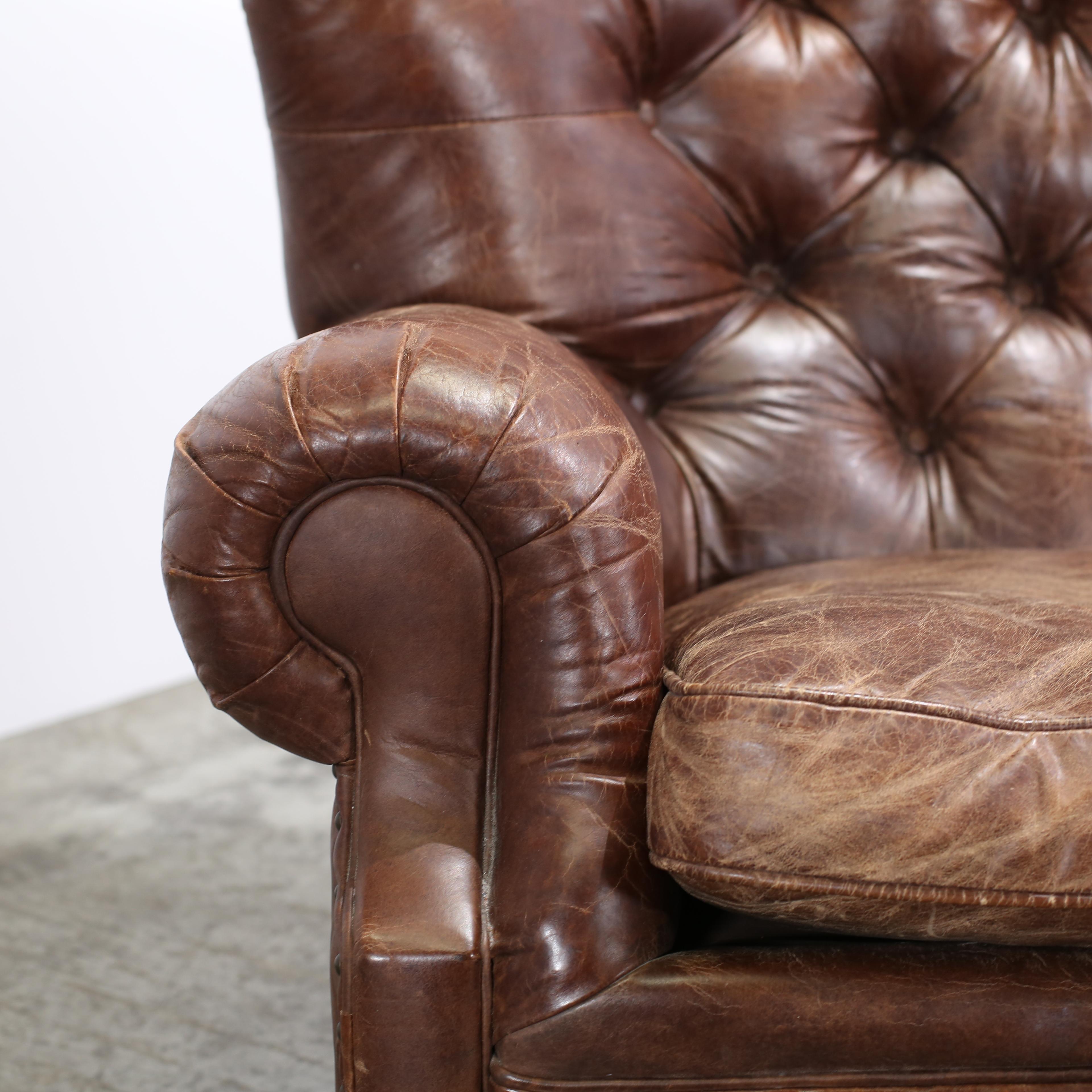 Canapé en cuir Churchill de Restoration Hardware avec têtes de clous Bon état - En vente à Basildon, London