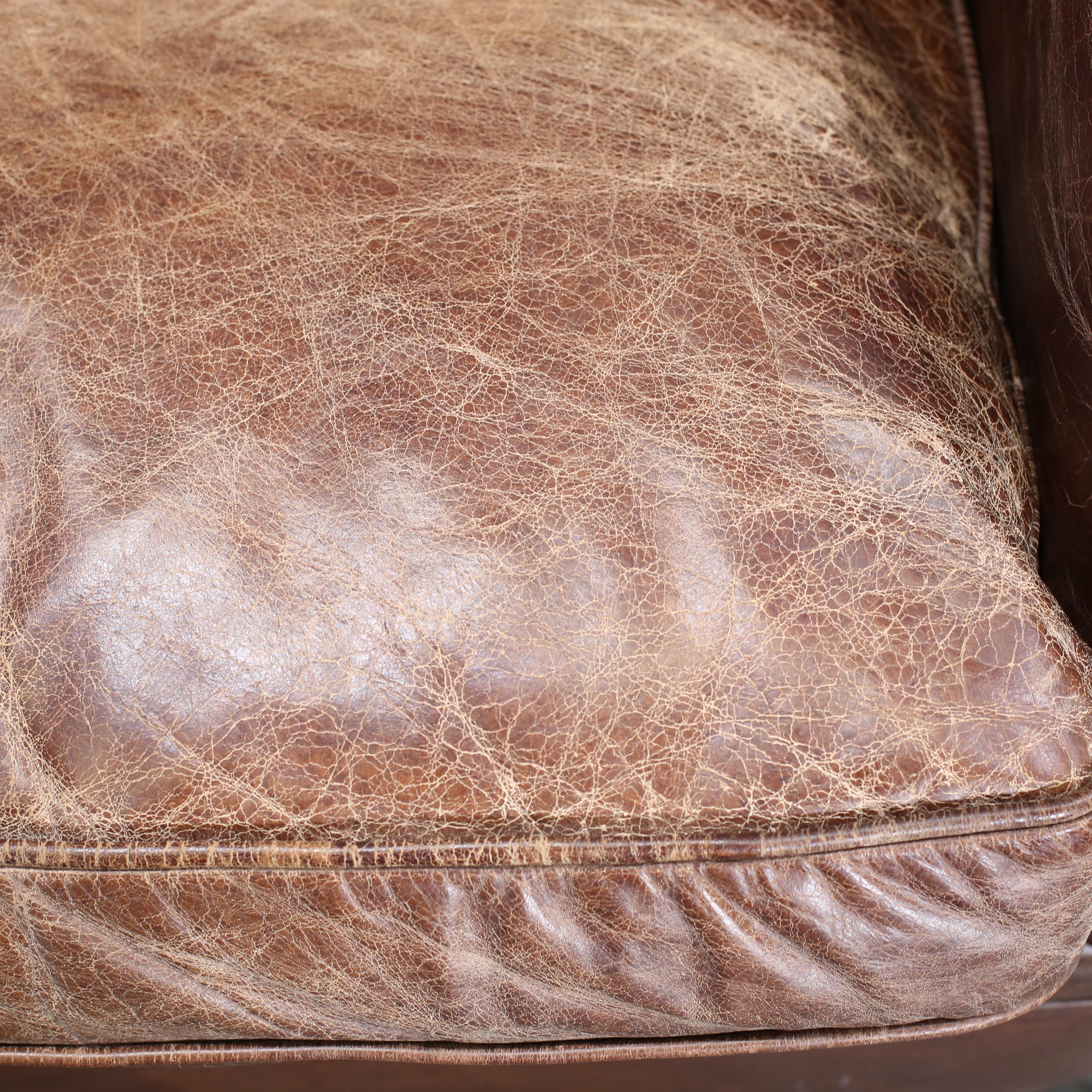 Cuir Canapé en cuir Churchill de Restoration Hardware avec têtes de clous en vente