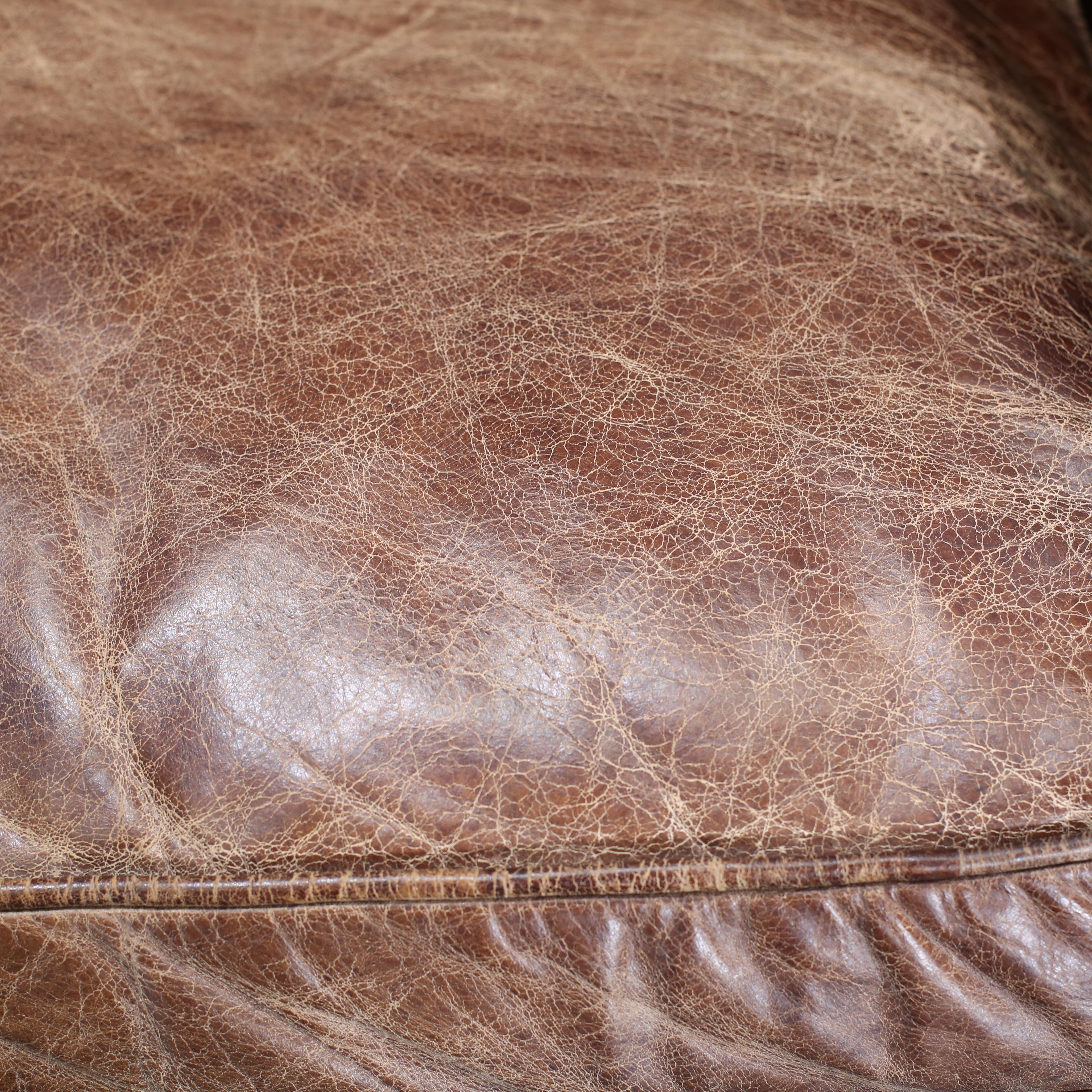 Canapé en cuir Churchill de Restoration Hardware avec têtes de clous en vente 1