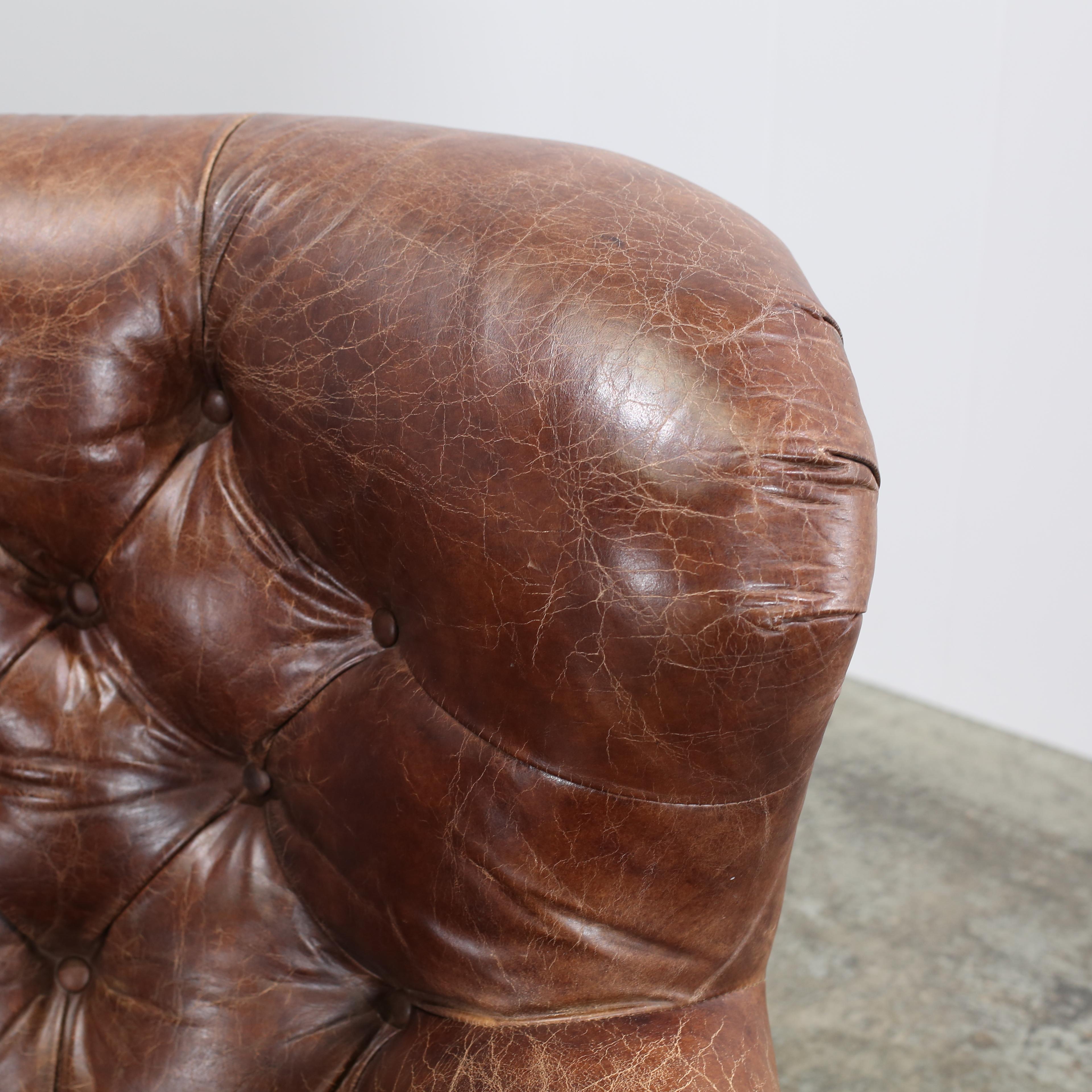 Canapé en cuir Churchill de Restoration Hardware avec têtes de clous en vente 2