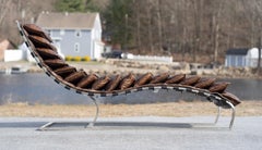 Restoration Hardware ha ordinato la Chaise Lounge Oviedo in pelle marrone e cromo.