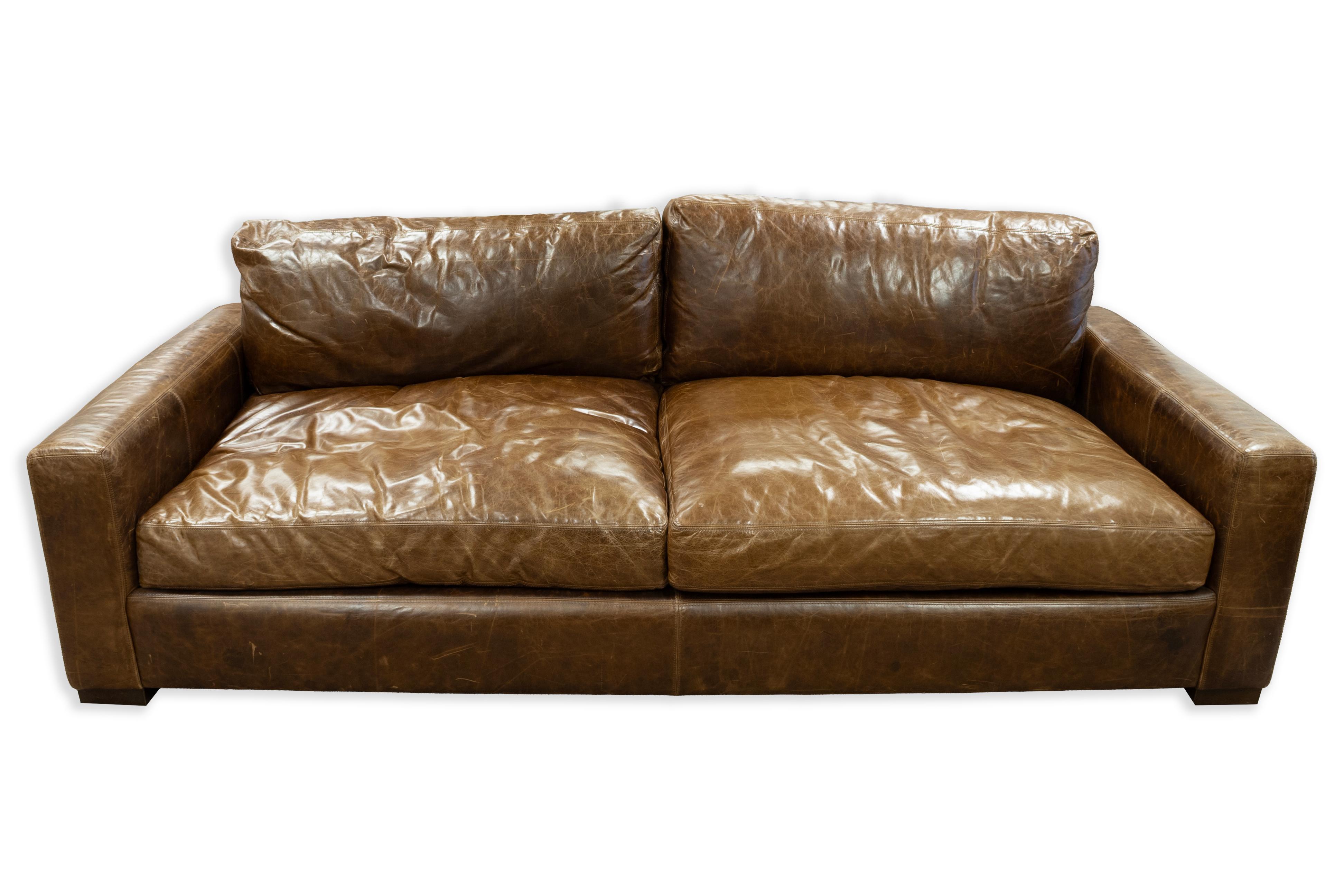 Ce canapé exquis de la collection Classic Maxwell de Restoration Hardware est doté d'un riche cuir italien cacao vieilli qui ajoute du caractère et de la chaleur à n'importe quel espace. Ses sièges profonds, ses larges accoudoirs et ses coussins