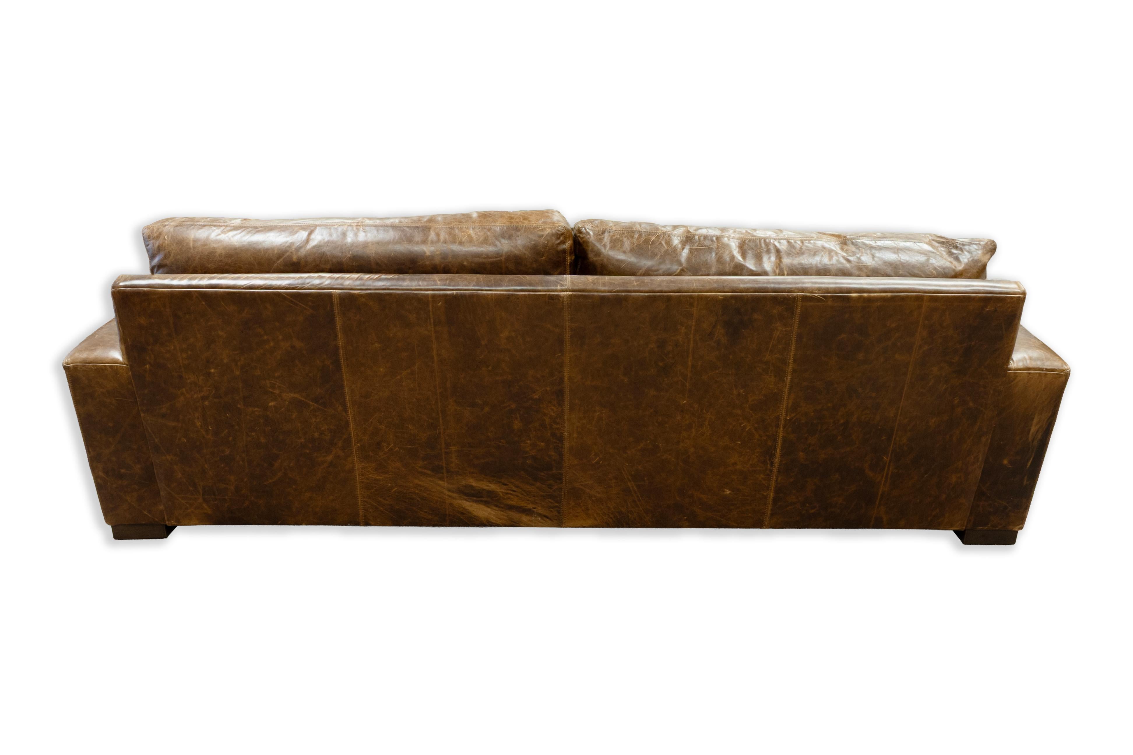 Moderne Restoration Hardware Canapé Classic Leather en cuir cacao italien vieilli en vente