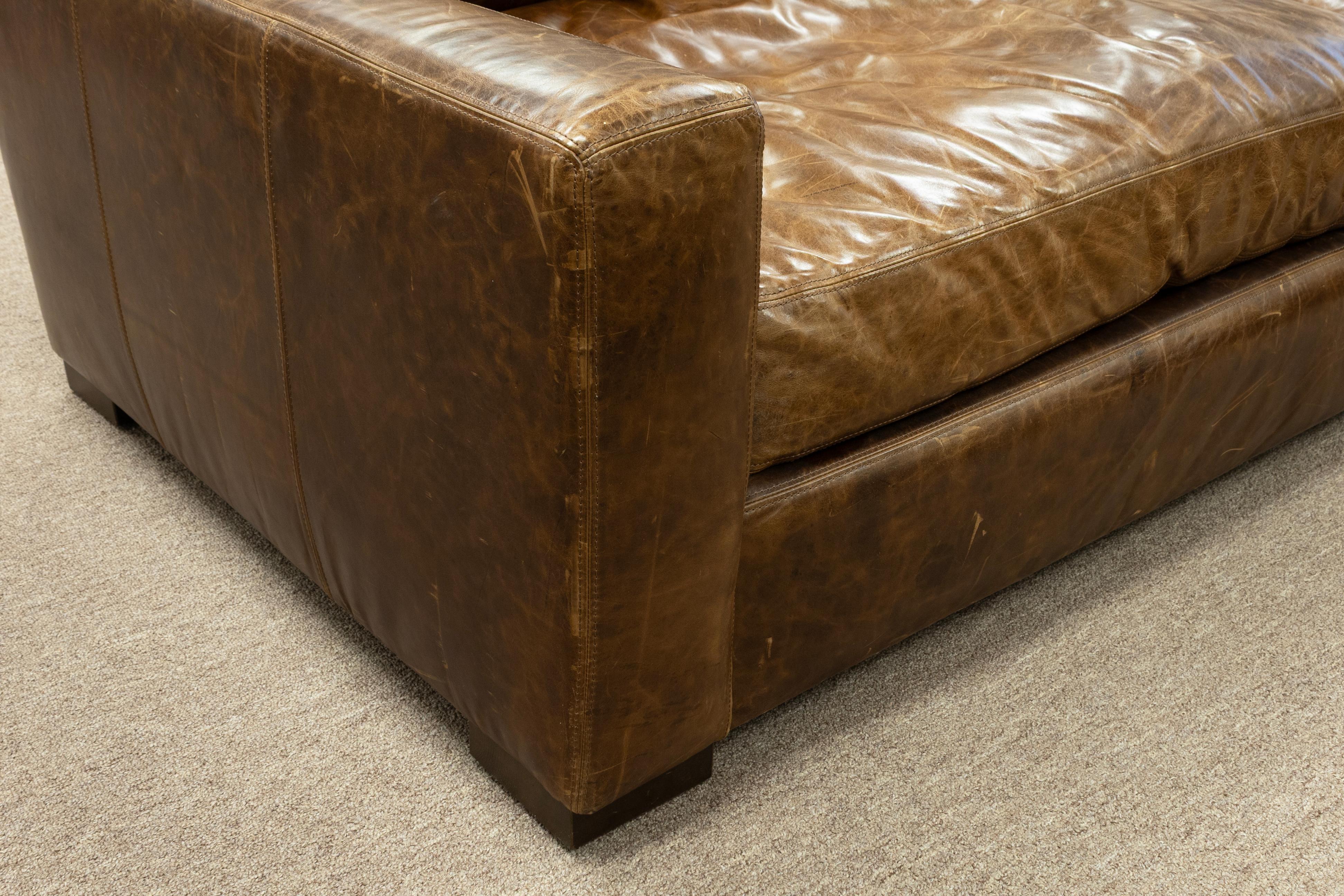 Américain Restoration Hardware Canapé Classic Leather en cuir cacao italien vieilli en vente